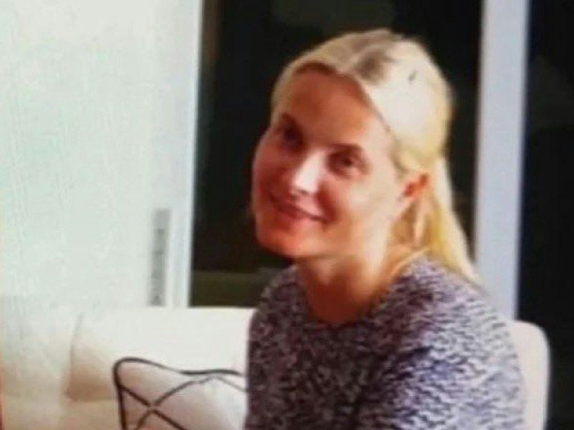 La princesse héritière Mette-Marit sur un canapé, vraisemblablement dans la propriété d'Epstein à Palm Beach.