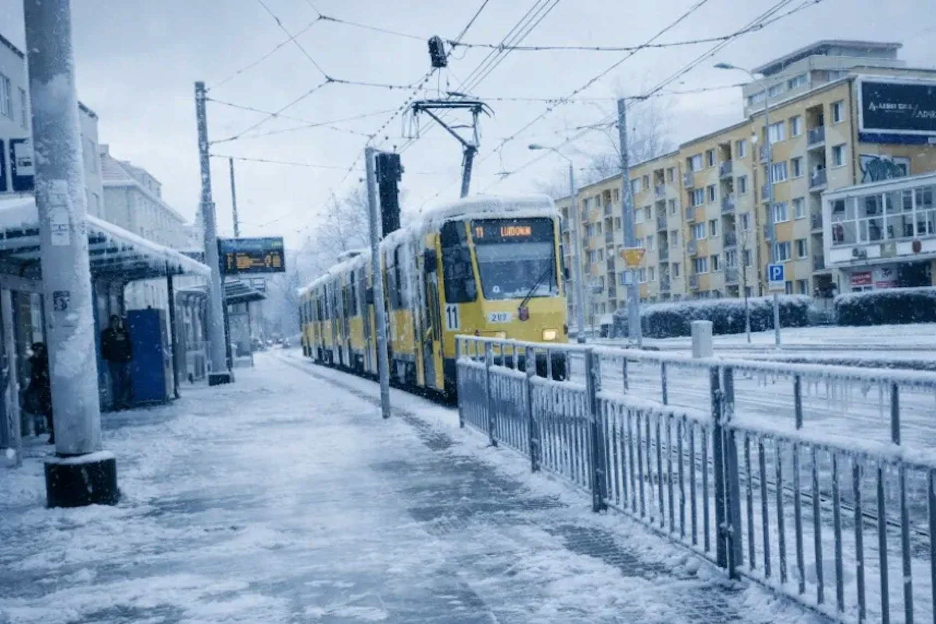 Eine Tatra-Straßenbahn in Stettin: Auch sie kamen zunächst nach dem Eisregen nicht weiter.