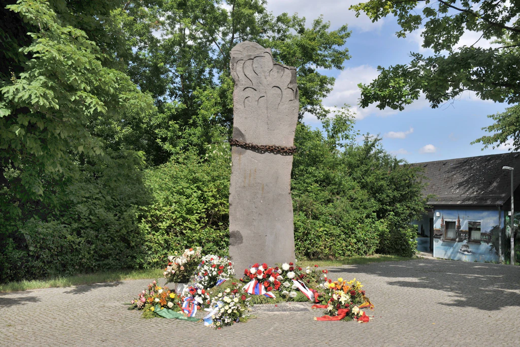 Gedenkstein vor der ehemaligen KZ-Außenstelle Lichterfelde in der Wismarer Straße in Berlin