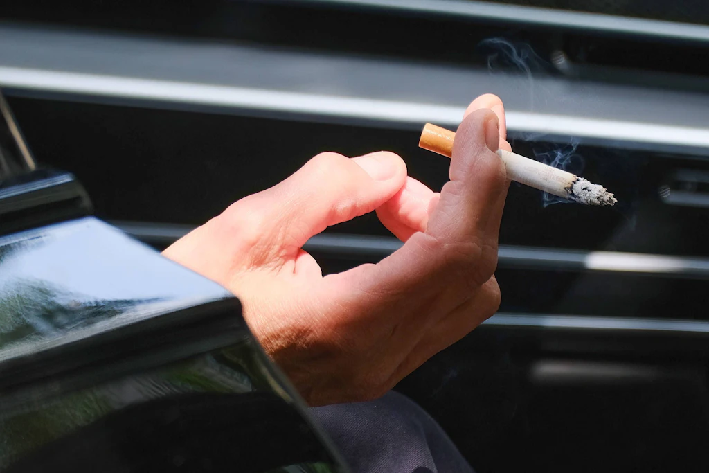 Studie: Über 750.000 Kinder atmen regelmäßig Zigarettenrauch im Auto ein