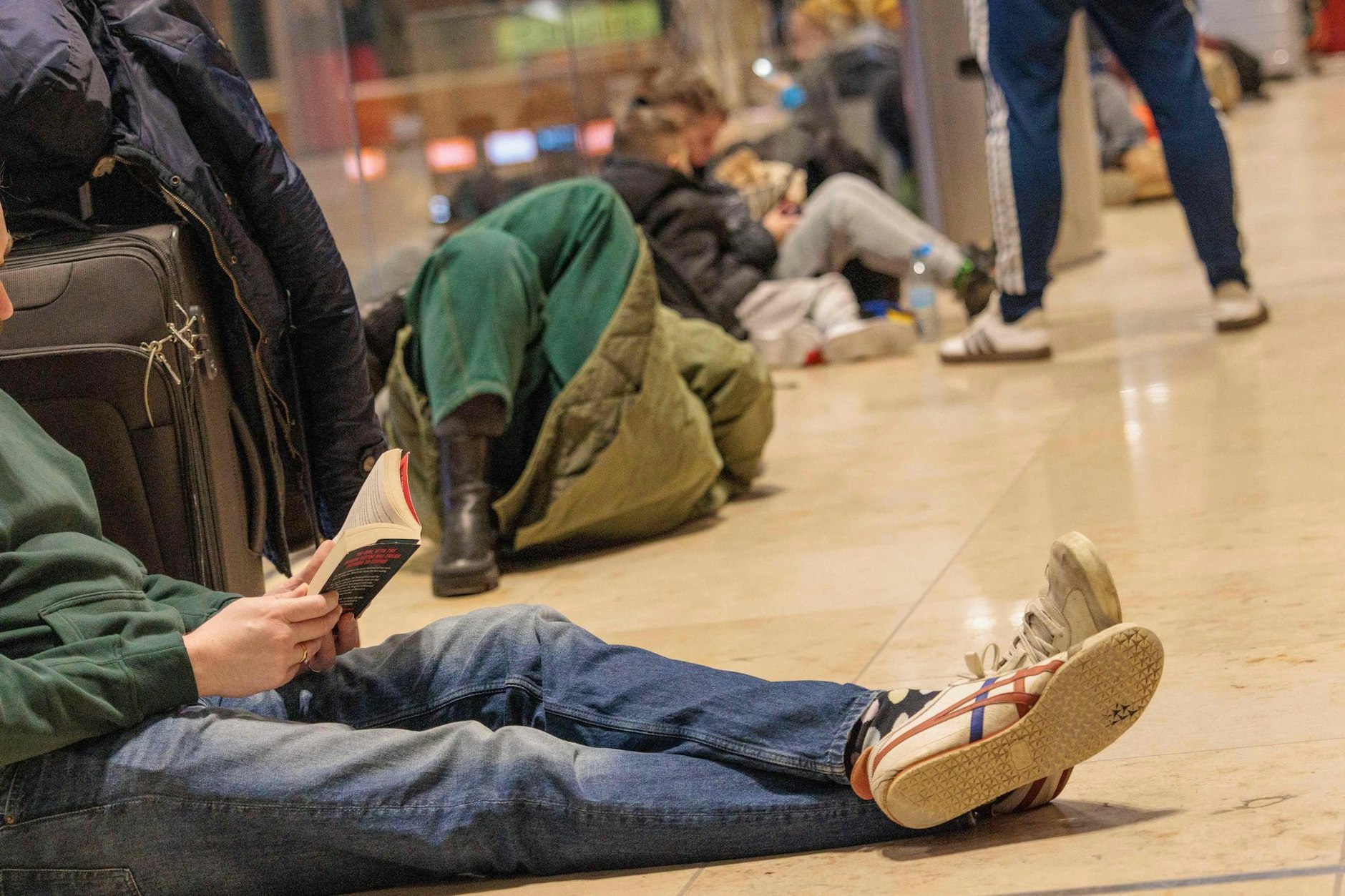 Etliche Reisende strandeten am Morgen am Flughafen BER, weil der Flugbetrieb eingestellt wurde.