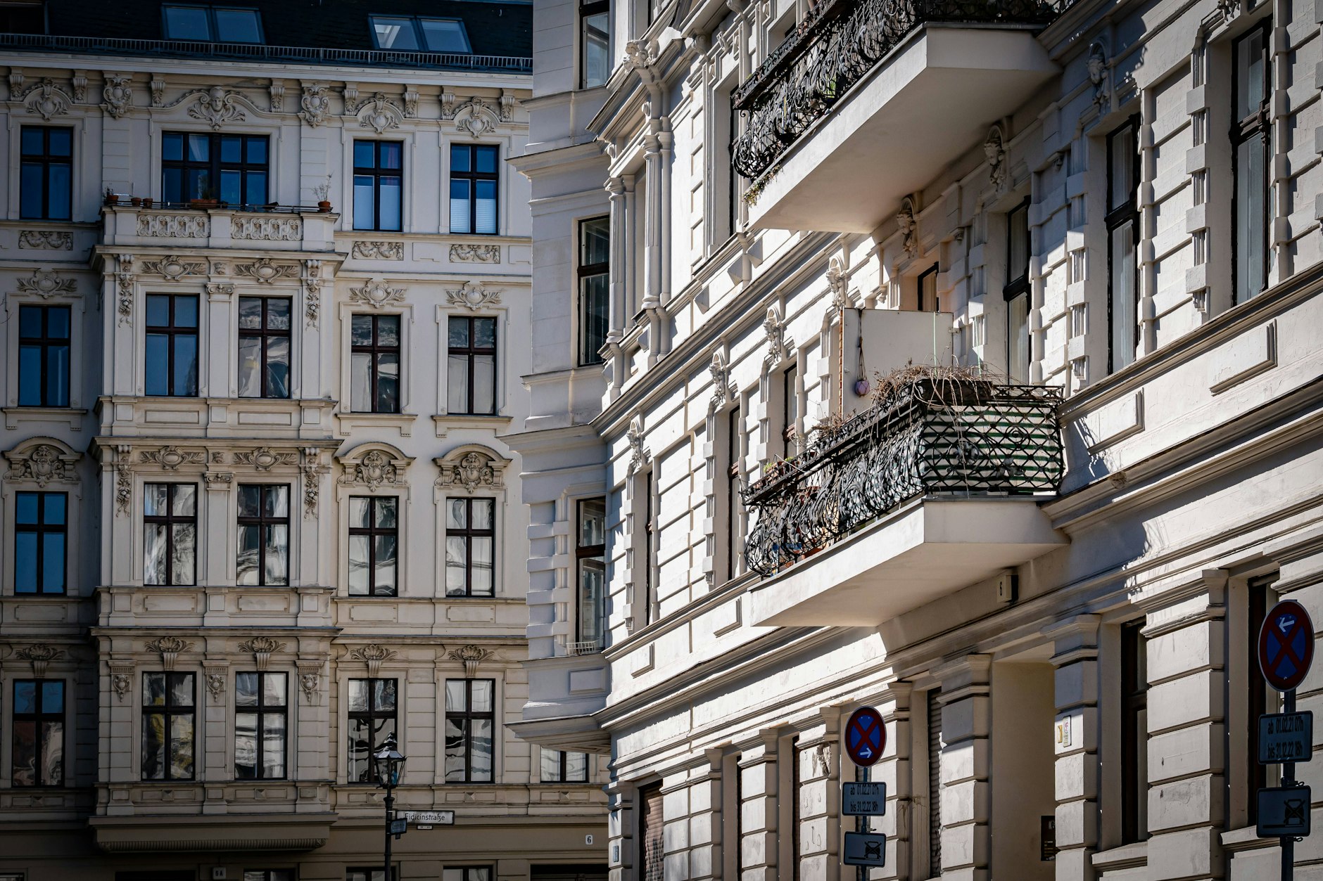 Altbauwohnungen – wie etwa im Chamisso-Kiez in Kreuzberg – waren lange heiß begehrt. Für Investoren werden sie jedoch zunehmend zum unkalkulierbaren Risiko.