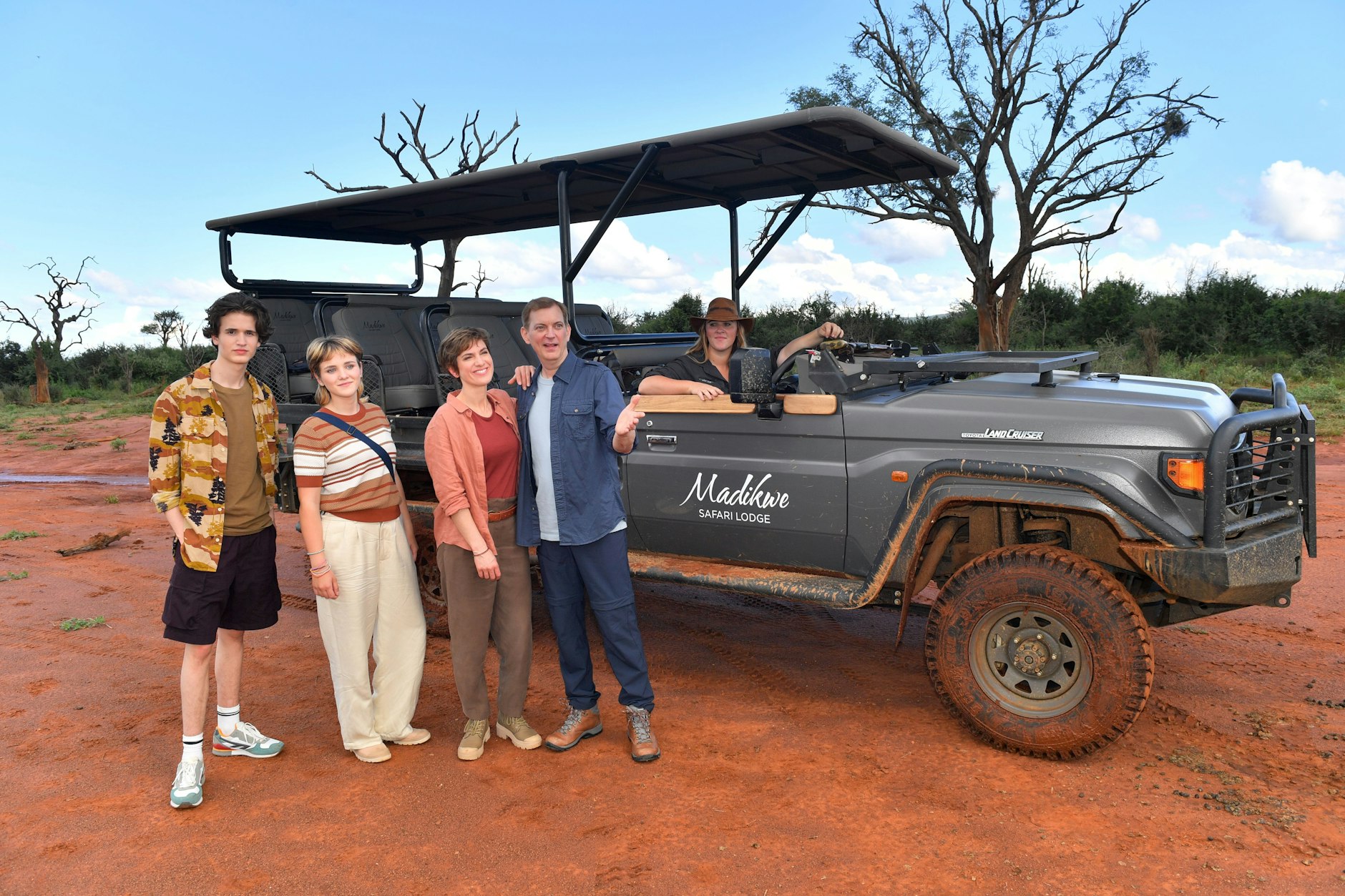 Isabell Horn als Katja Sommer mit ihrer „Traumschiff“-Familie Lisa Sommer (Klara Kleinheins, 2.v.l.), Björn Wagner (Daniel Krauss, r.) und Paul Wagner (Cooper Dillon, l.).