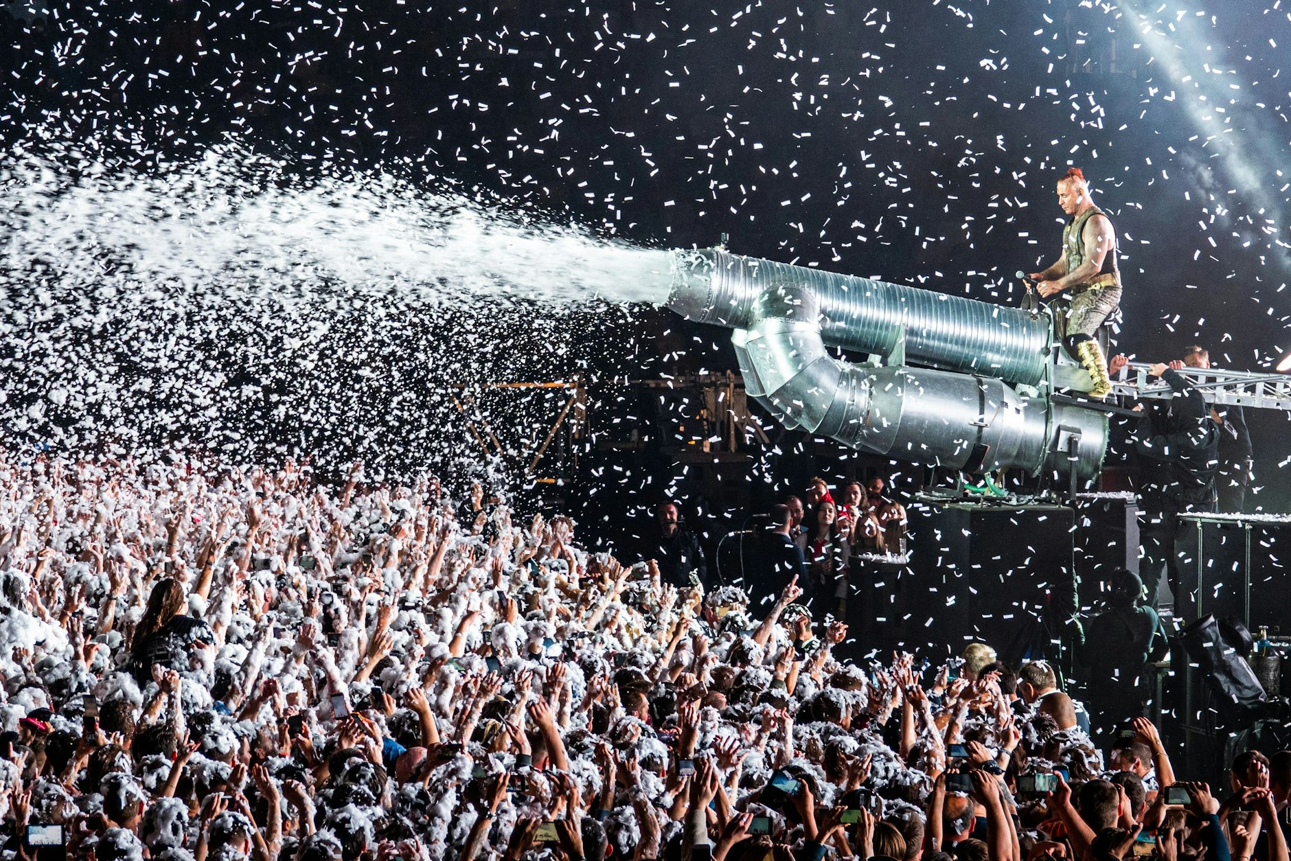 Rammstein 2019 in Moskau: Till Lindemann reitet die Kanone.