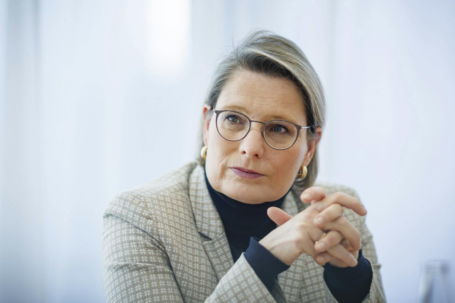 Stefanie Hubig (SPD), Bundesministerin für Justiz und Verbraucherschutz, erwägt die Strafen für Angriffe auf Bahnpersonal zu erhöhen.