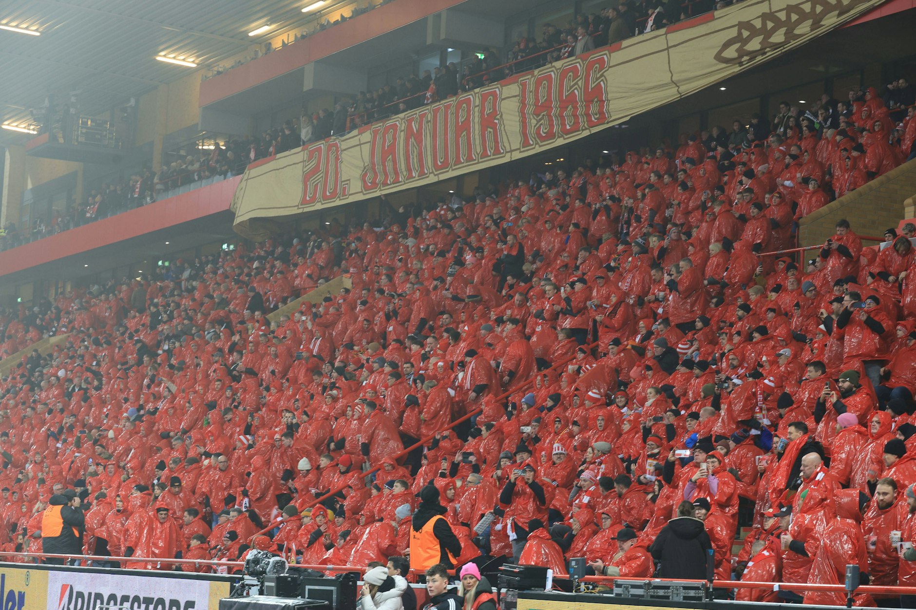 Die Fans des 1. FC Union Berlin tragen gegen Frankufrt alle rote oder weiße Ponchos.