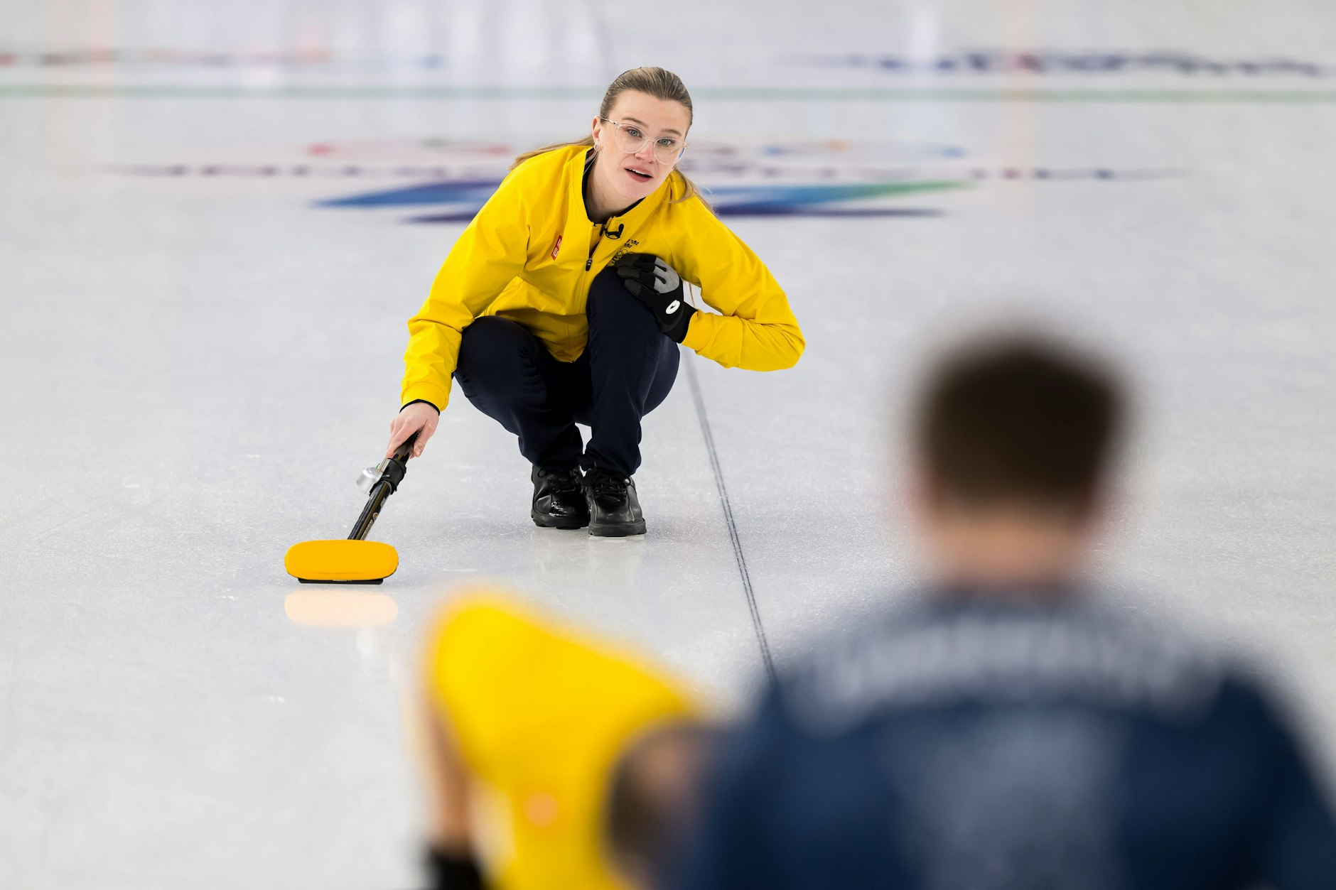 Die schwedische Curlerin Rasmus Wrana in konzentrierter Haltung auf dem Eis.