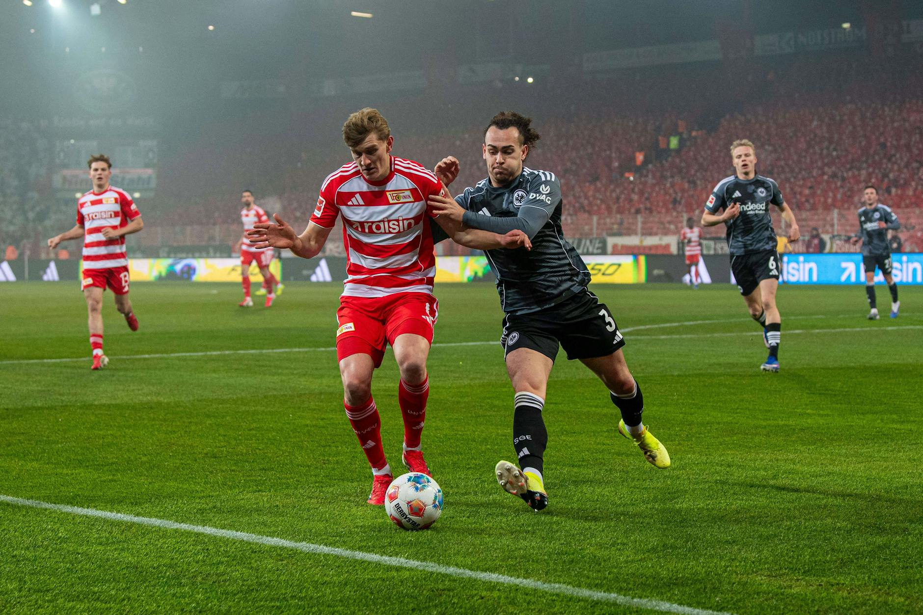 Viel Kamp, wenig Fußball. Bis es in der Schlussphase zwischen dem 1. FC Union Berlin und Eintracht Frankfurt dann auch auf dem Rasen brennt.