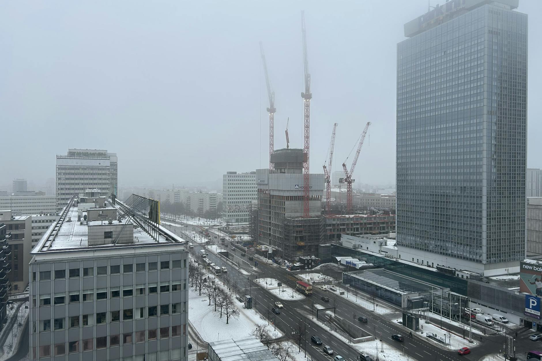 Am Alexanderplatz kann man nicht weiter als etwa hundert Meter in die Ferne sehen.