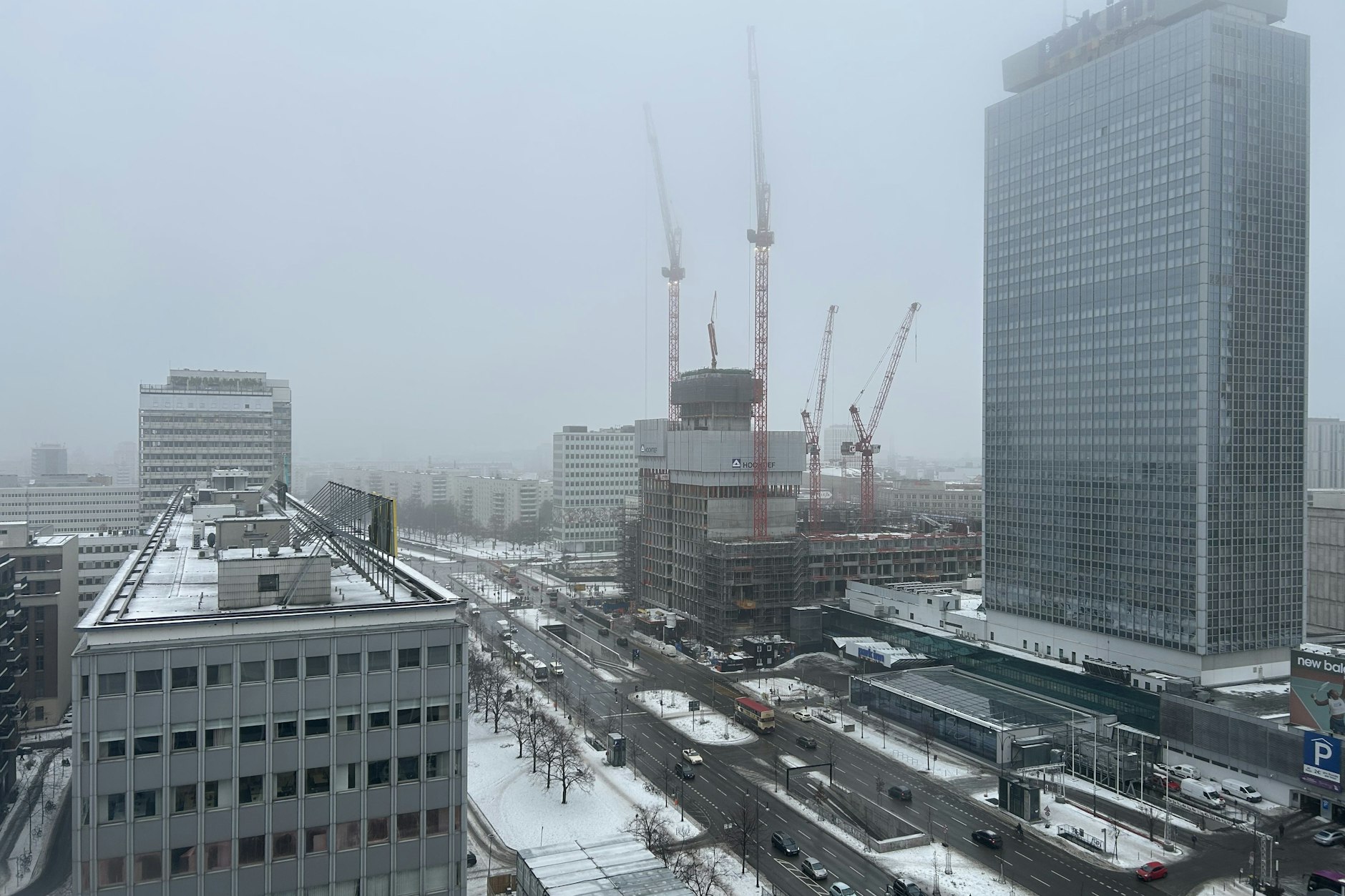 Am Alexanderplatz kann man nicht weiter als etwa hundert Meter in die Ferne sehen.