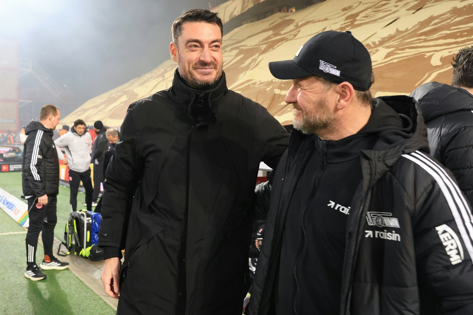 Eintracht Frankfurt reiste erstmals mit dem neuen Cheftrainer Albert Riera (l.) zum Duell beim 1. FC Union Berlin an.
