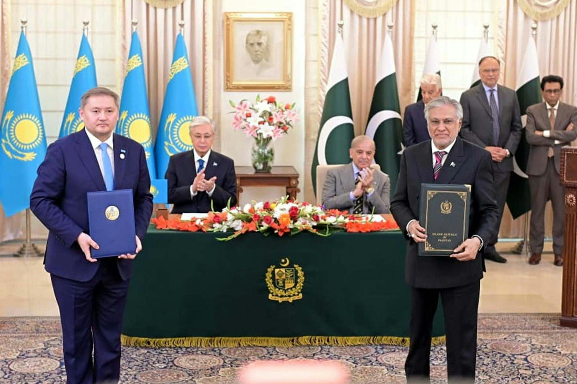 Pakistans Premierminister Muhammad Shehbaz Sharif und Kasachstans Präsident Kassym-Schomart Tokajew verfolgen den Austausch von Absichtserklärungen der beiden Länder im Amtssitz des Premierministers in Islamabad.