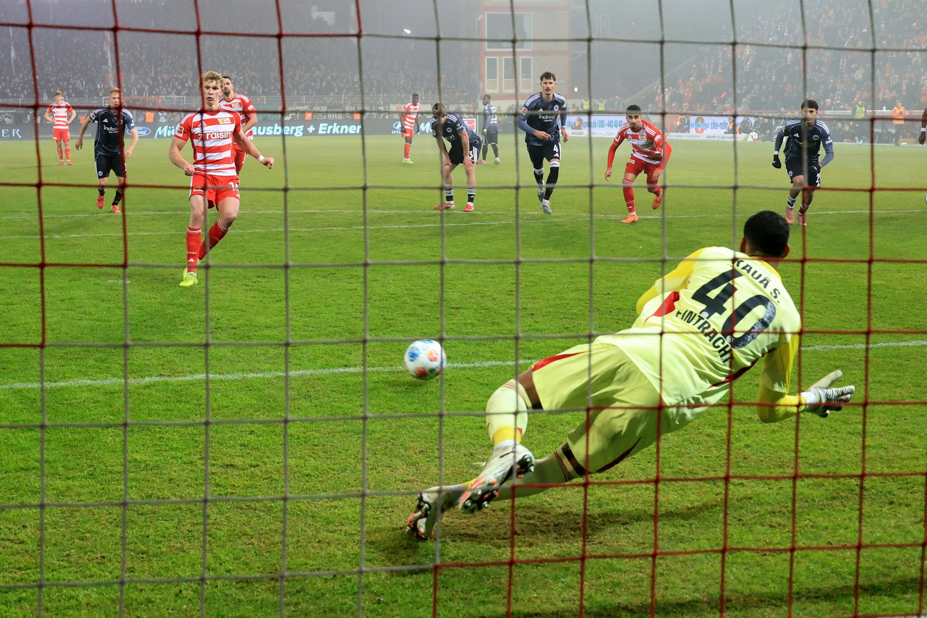Ganz viel Glück hat Union-Verteidiger Leopold Querfeld in der 88 Minute. Der Elfmeter des Östrerreichers rutscht Frankfurt-Keeper Kaua Santos durch die Arme und ins Tor.