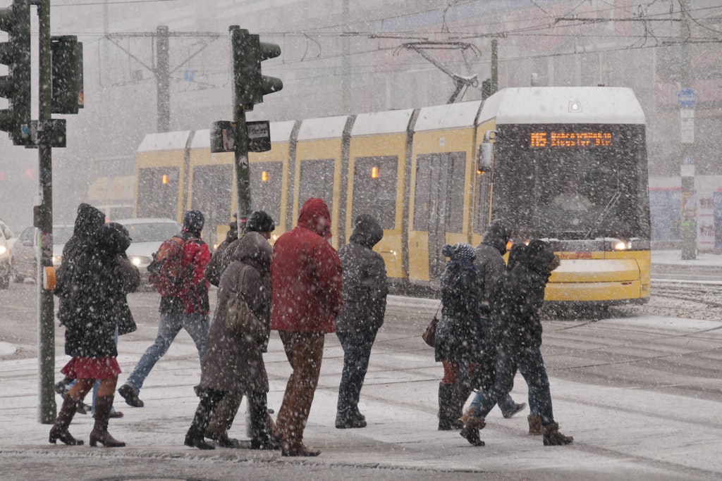 Mit Spikes und Daunenjacke gegen das Berliner Glatteis-Chaos