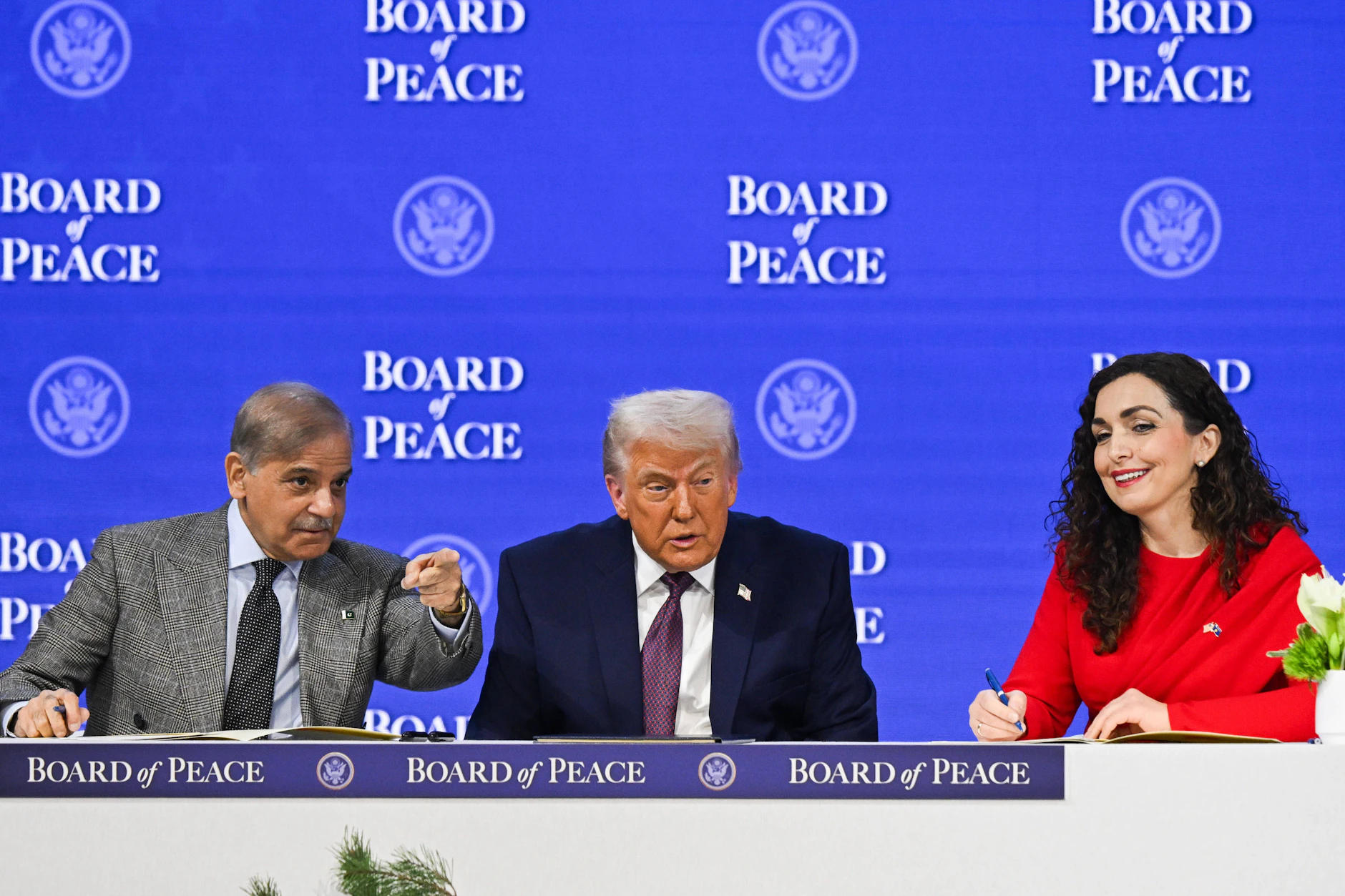 Unterzeichnung der Charta des <em>Board of Peace</em> in Davos, Schweiz, 22. Januar 2026: US-Präsident Donald Trump (M.), Pakistans Premierminister Shehbaz Sharif (l.) und Kosovos Präsidentin Vjosa Osmani