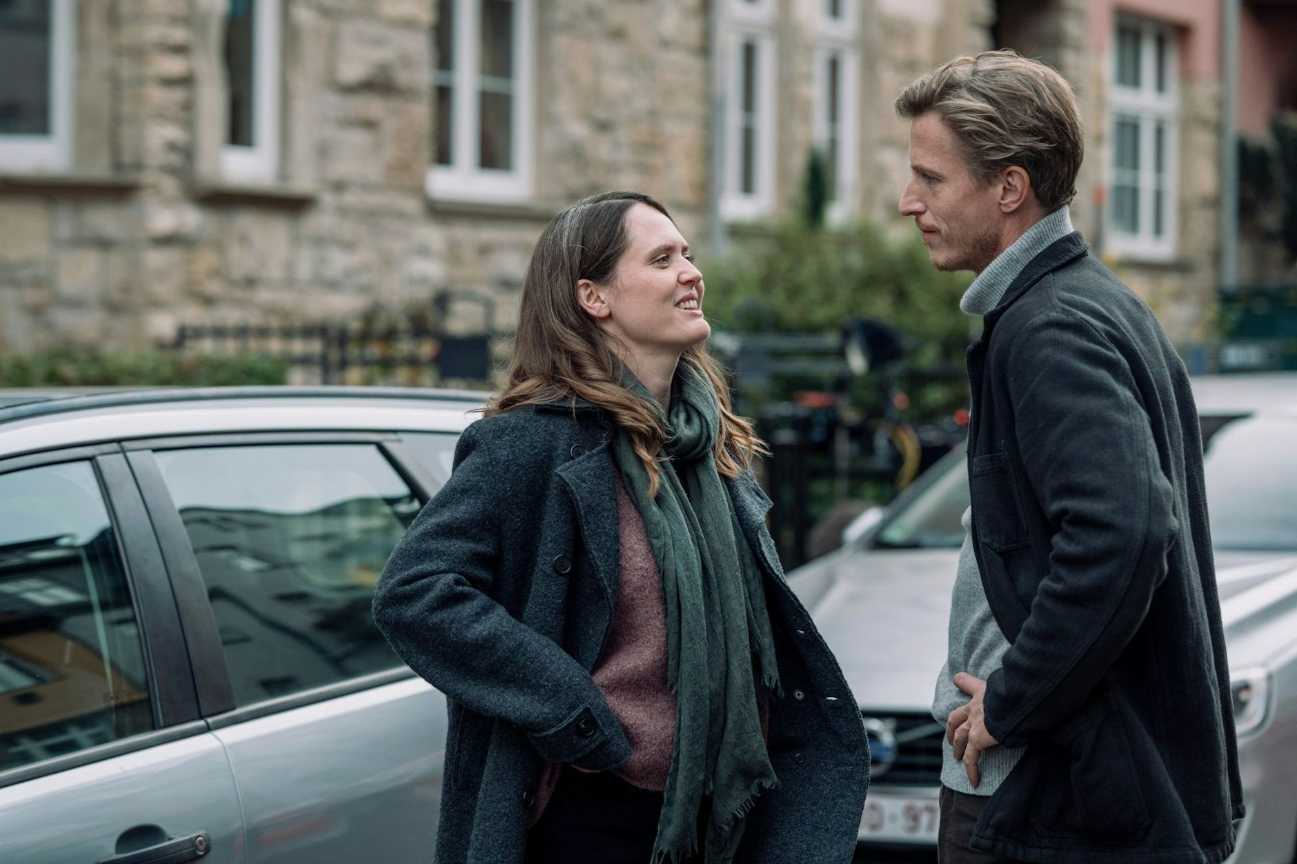 Mit Dr. Mala Murphy (Emily Cox) versteht sich Hauptkommissar Moritz Herbst (Golo Euler) sehr gut.