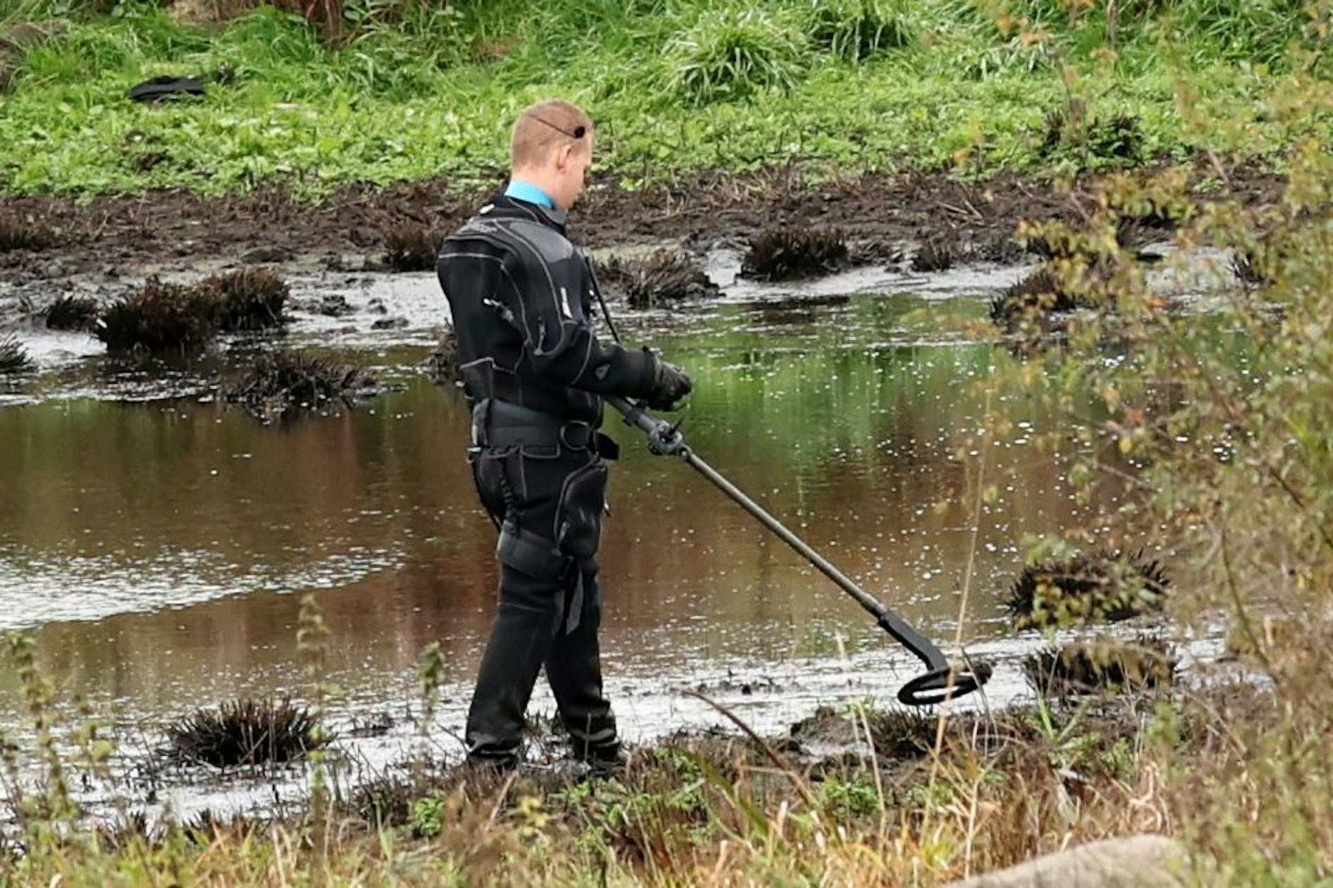 Polizisten durchsuchten den Tümpel, an dem die Leiche von Fabian aus Güstrow gefunden wurde, mit Metalldetektoren.
