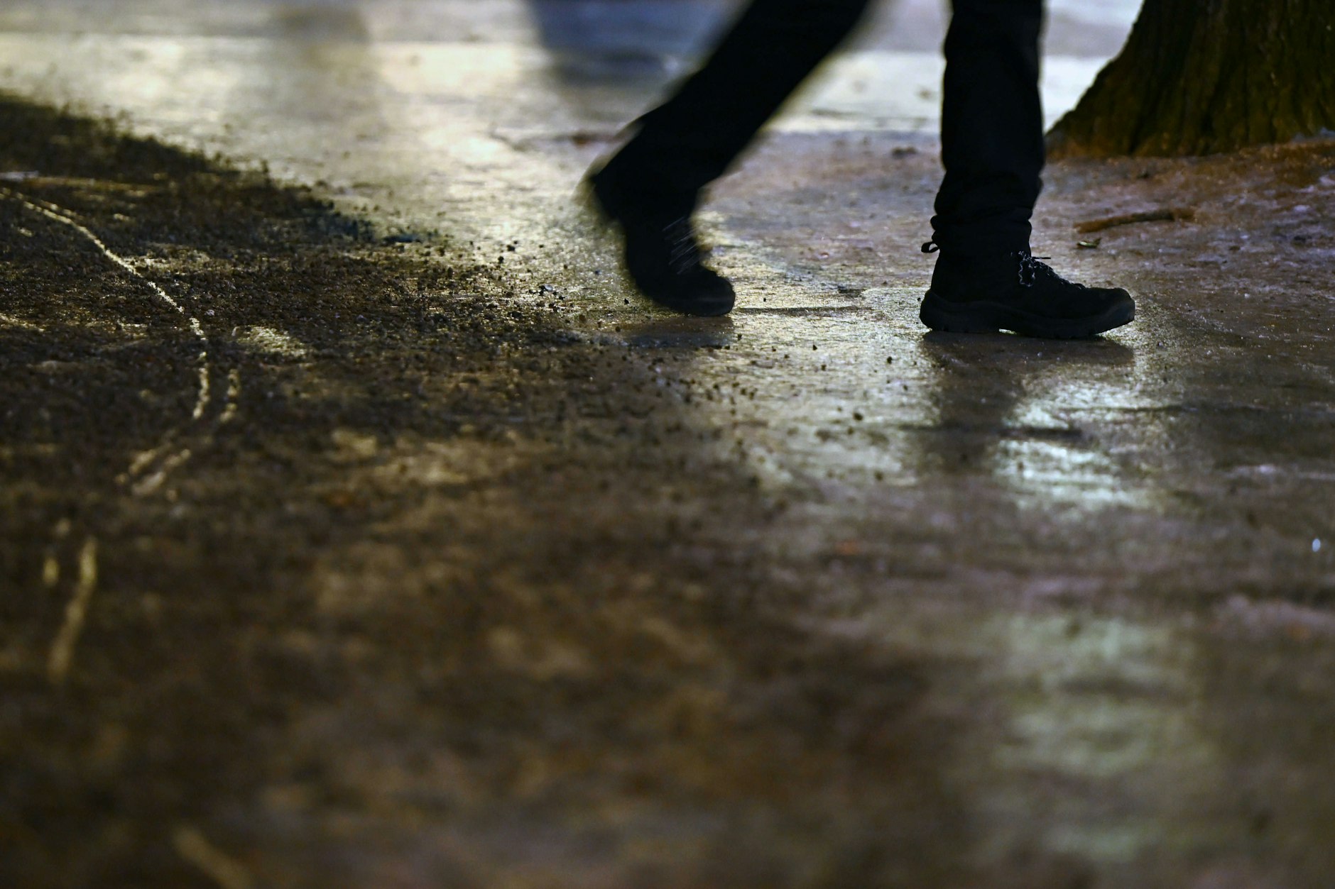 Auch am Freitag starten die Berlinerinnen und Berliner auf spiegelglatten Straßen und Gehwegen in den Tag.