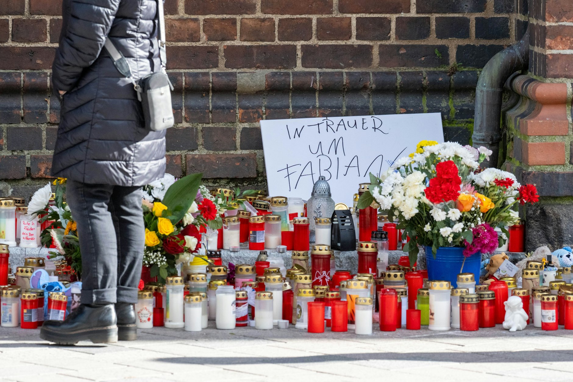 Nach dem Verschwinden von Fabian trauerten die Menschen in Güstrow, stellten vor der Marienkirche etwa Blumen und Kerzen auf.