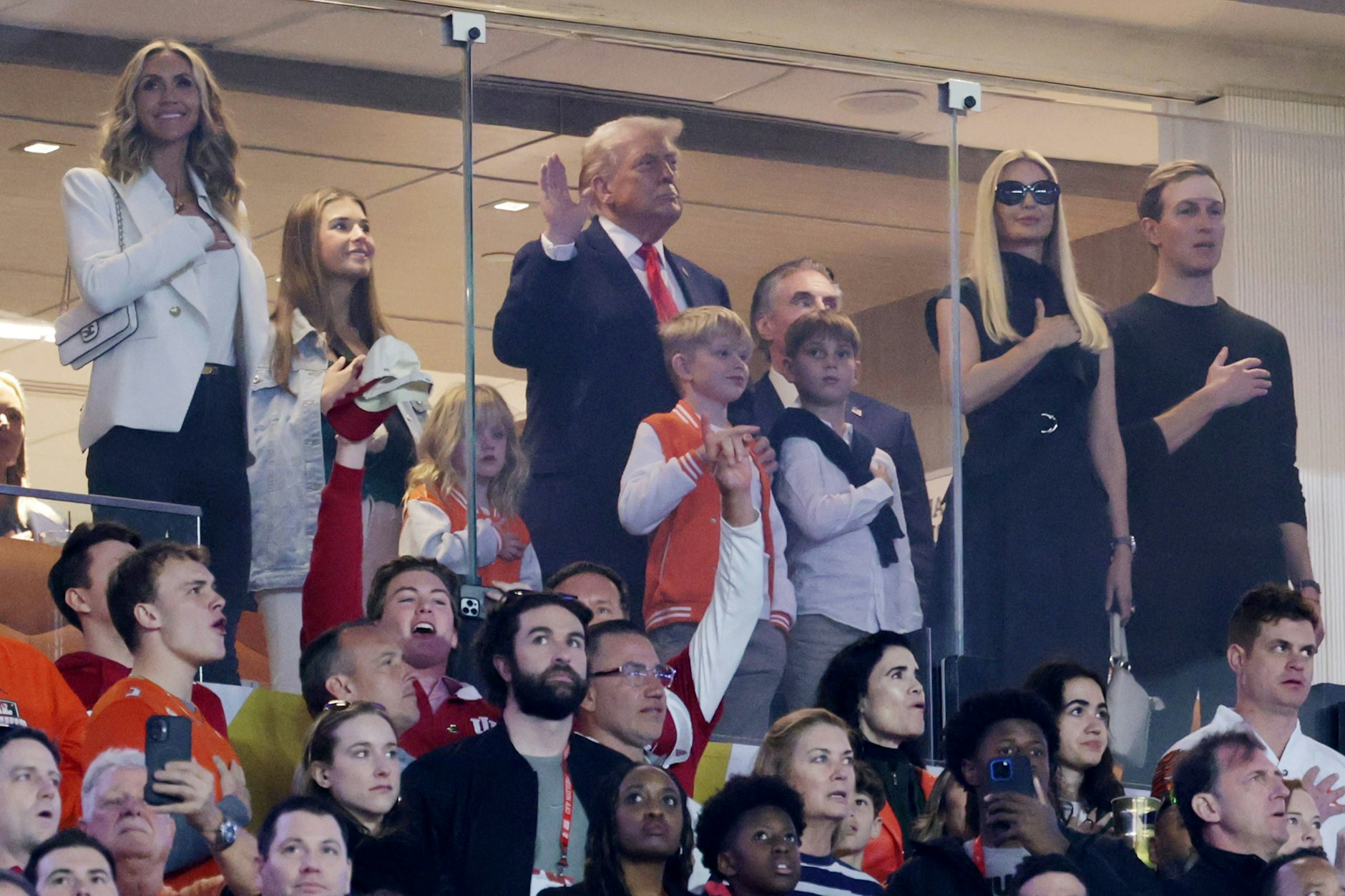 Trumps MAGA-Bewegung kritisiert die Entscheidung für Bad Bunny als Showact beim Super Bowl als „antiamerikanisch“ und ruft zu Gegenevents auf.