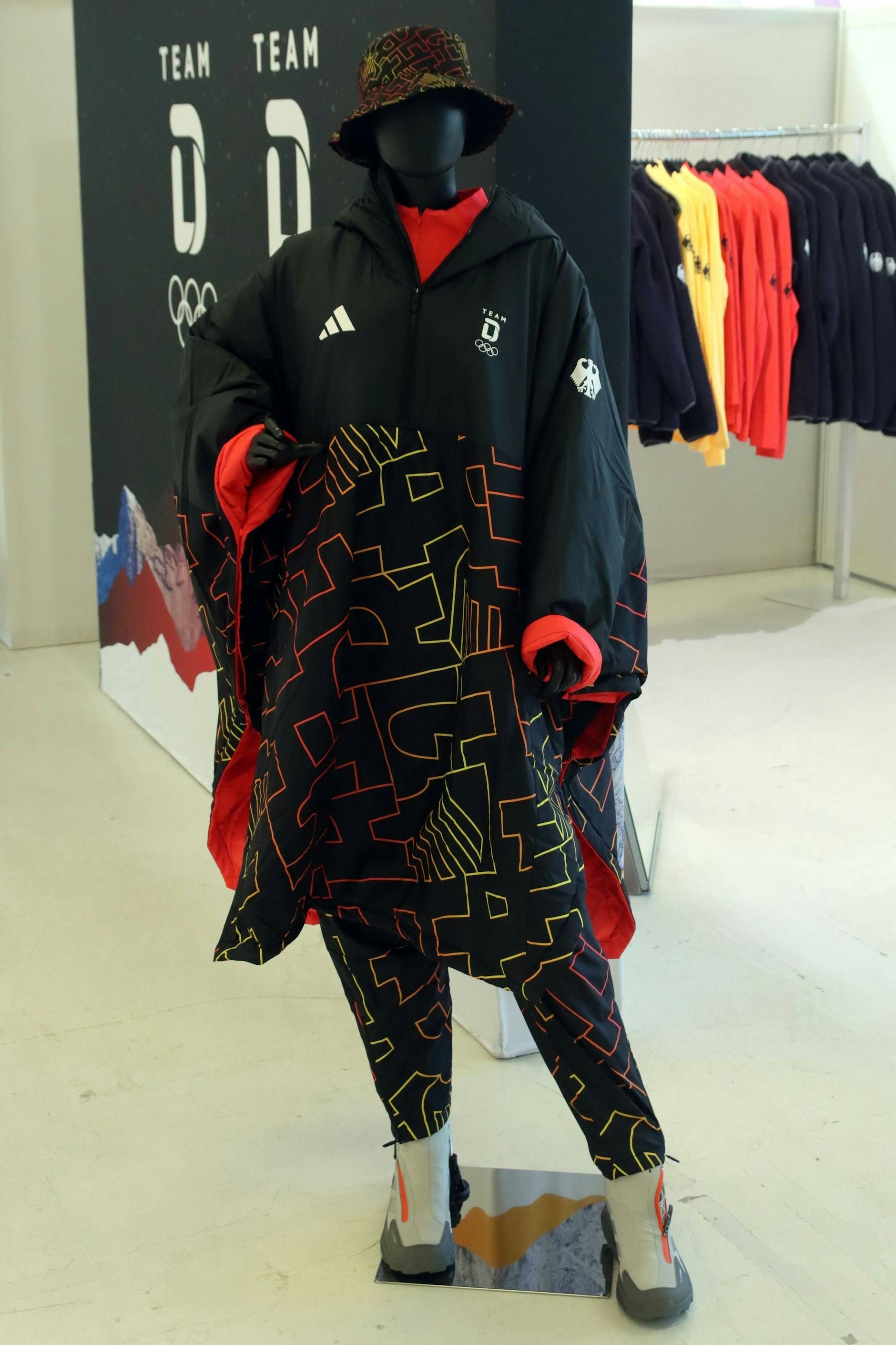 Das Outfit für die Eröffnungsfeier an einer Schaufensterpuppe. Viele Sport-Fans wundern sich über die schrägen Klamotten für Olympia.