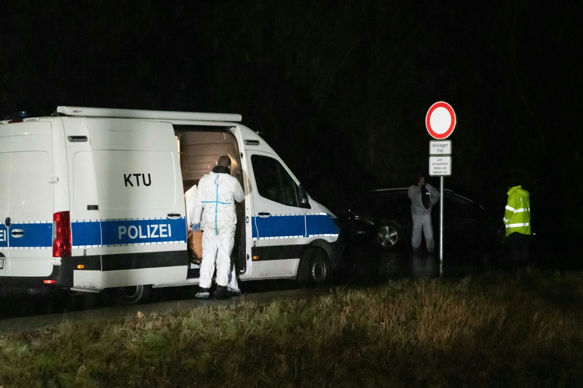 Einsatzkräfte der Polizei arbeiten an dem Waldgebiet, wo die Leiche von Yosef (14) gefunden wurde. Der Täter soll ein 12 Jahre alter Junge sein.
