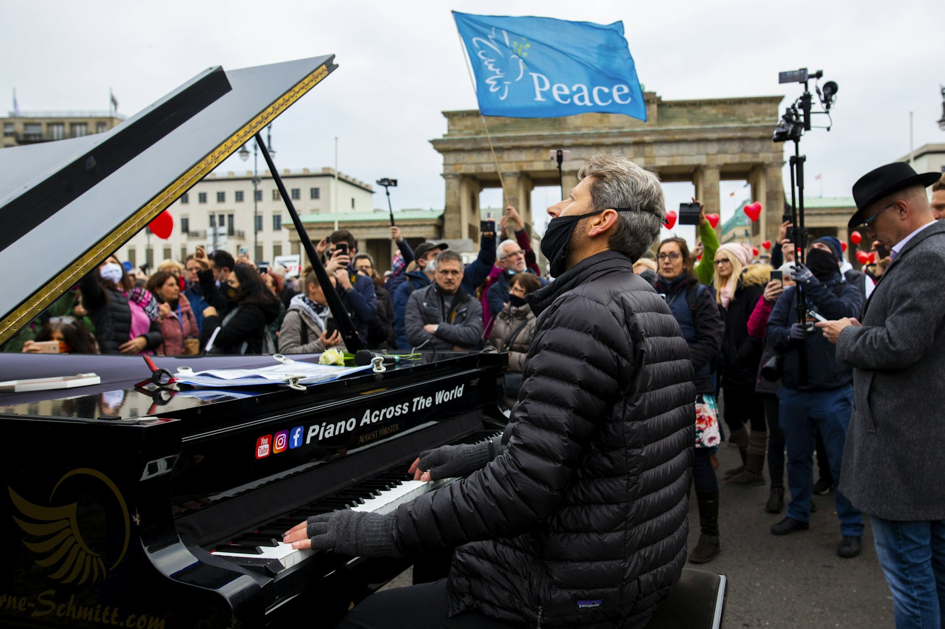 Im November 2020 spielte Arne S. bei einer Demonstration am Brandenburger Tor.