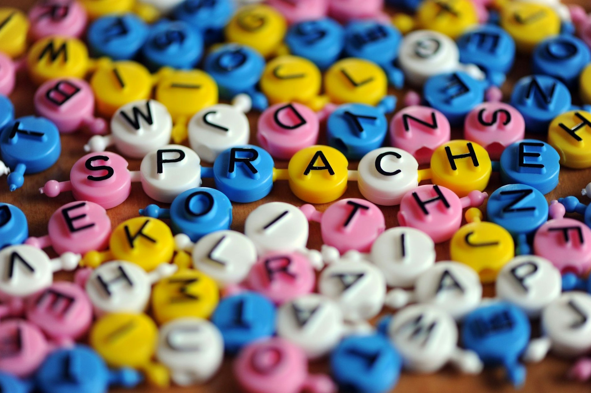 Die Buchstaben sind da, die Wörter auch, aber sie kommen beim Stottern verzögert über die Lippen.