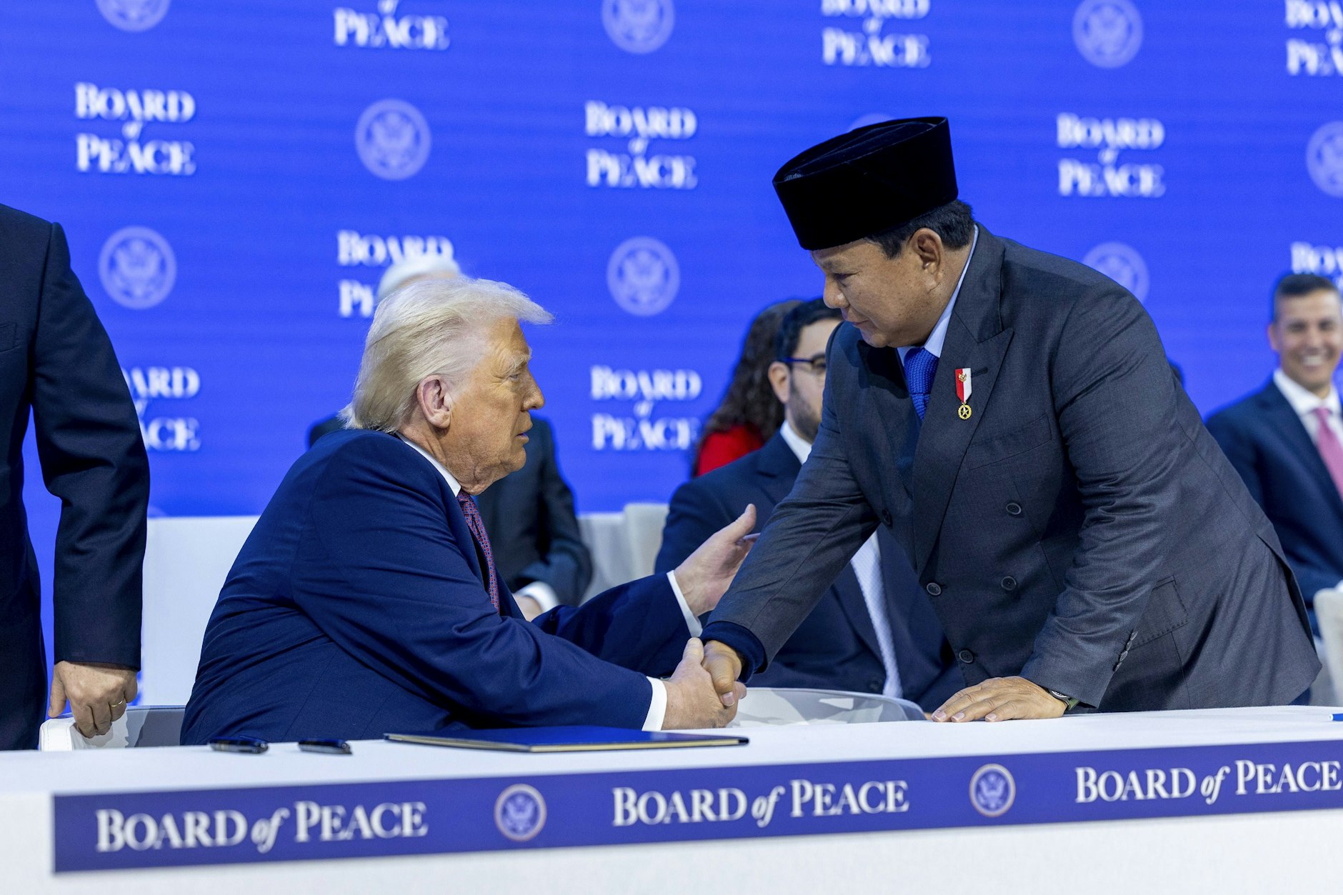 US-Präsident Donald Trump und Indonesiens Präsident Prabowo Subianto bei der Unterzeichnung der Charta des Board of Peace am Rande des Weltwirtschaftsforums in Davos