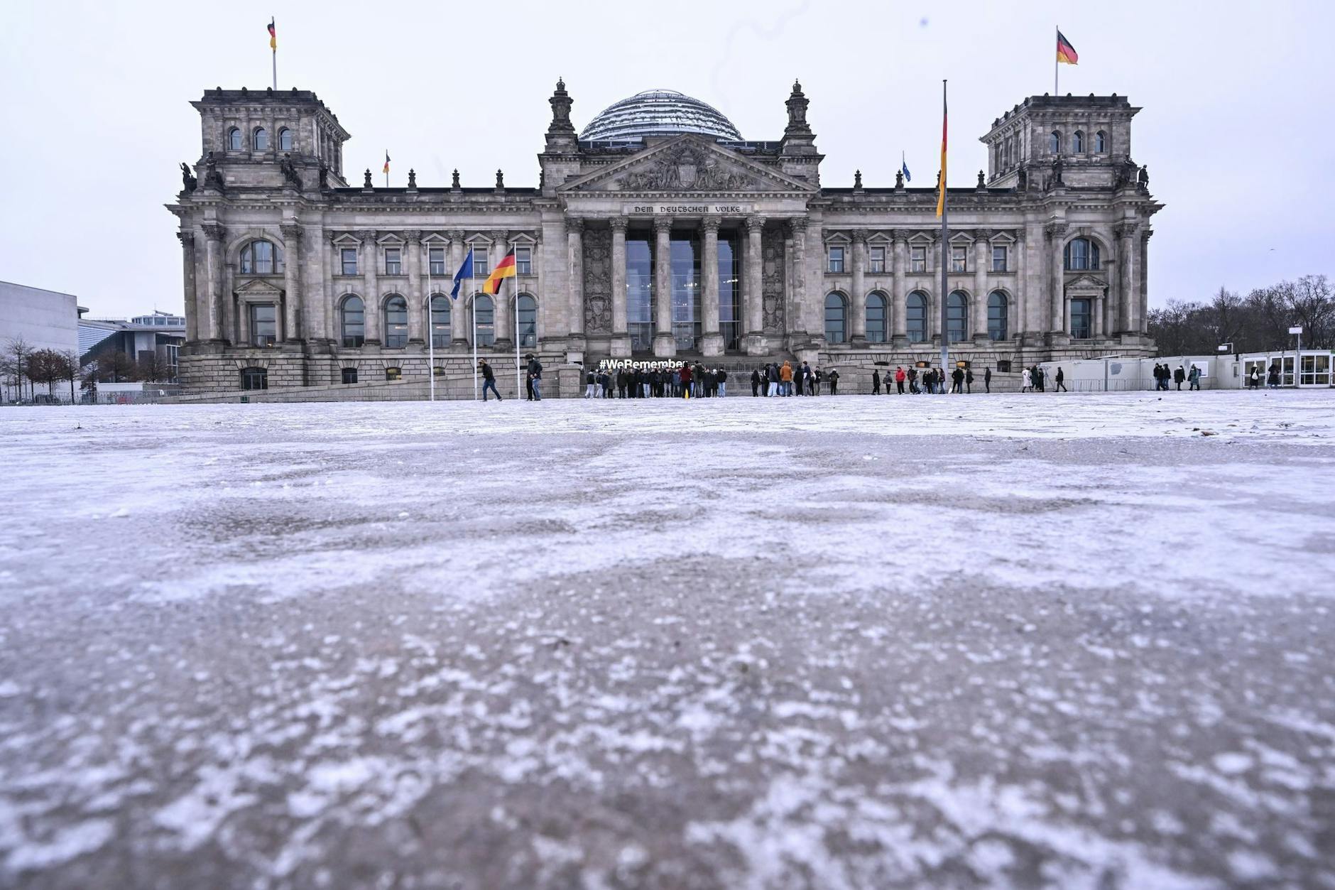 Symbolisch für Berlin: Selbst die Fläche vor dem Reichstag ist vereist.