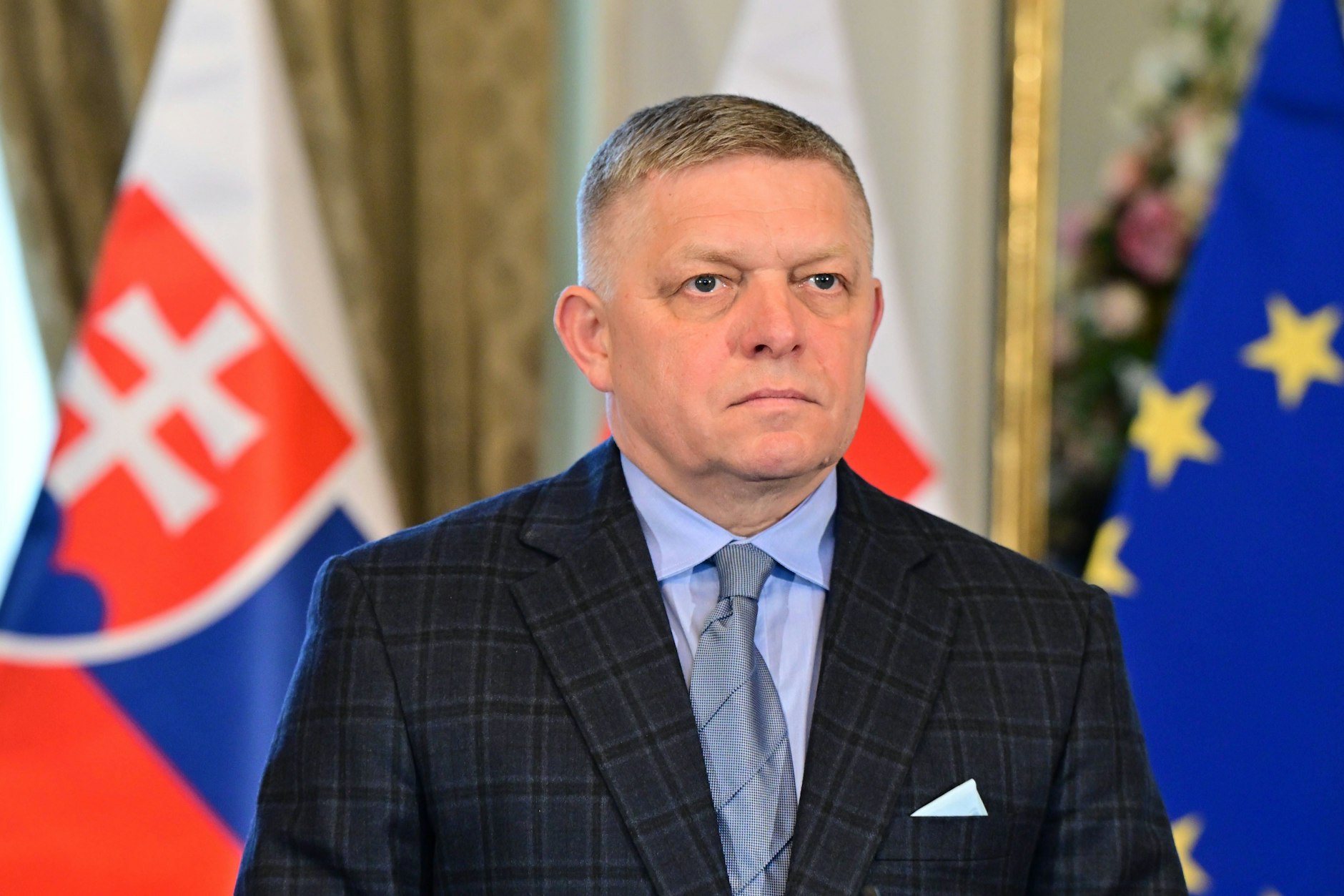 Der slowakische Ministerpräsident Robert Fico stellt sich gegen weitere Waffenlieferungen an die Ukraine und positioniert Bratislava als Stimme der Zurückhaltung in der EU.