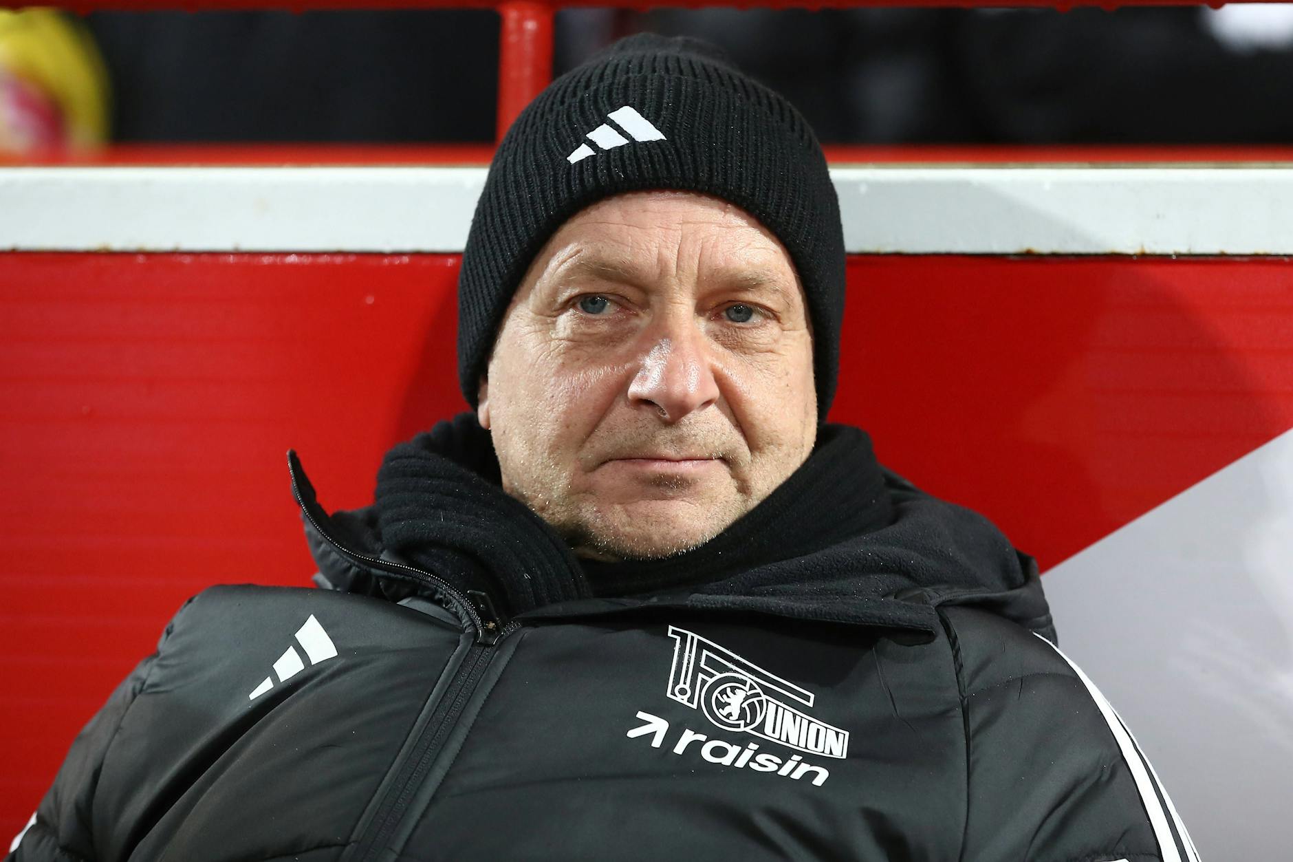 Union-Manager Horst Heldt bittet Leopold Quereld nach dem schwachen geschossenen Elfmeter gegen Eintracht Frankfurt zum Rapport.