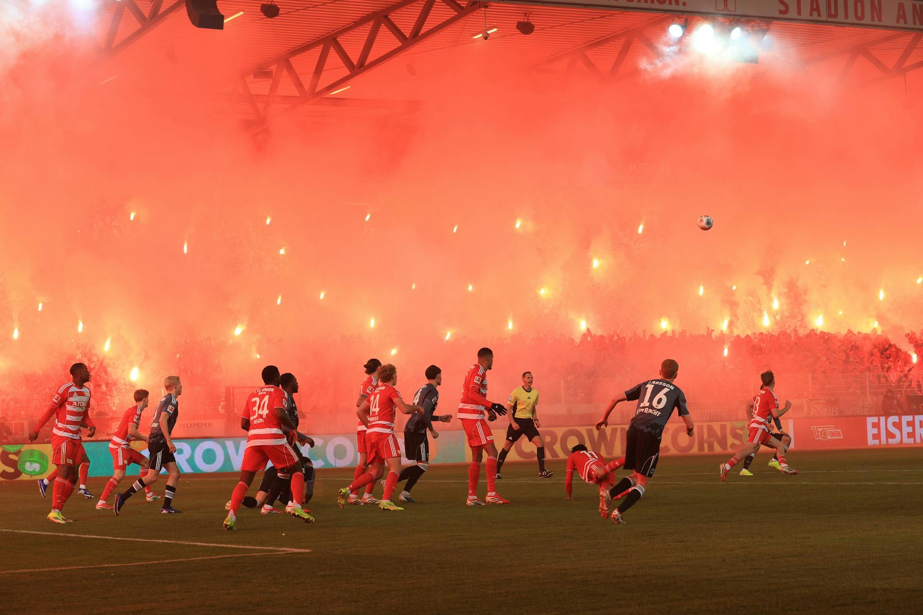Nach der Mega-Choreo zündeten die Fans des 1. FC Union Berlin Pyrotechnik. Das Spiel gegen Frankfurt musste unterbrochen werden.