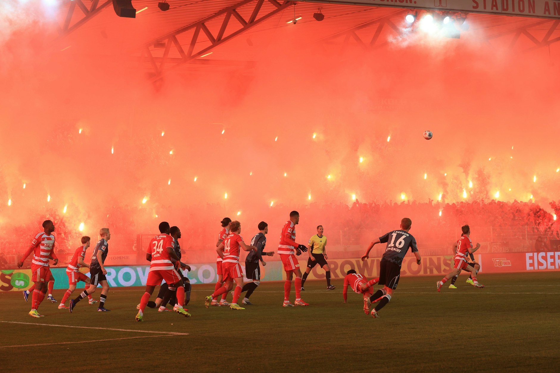 Nach der Mega-Choreo zündeten die Fans des 1. FC Union Berlin Pyrotechnik. Das Spiel gegen Frankfurt musste unterbrochen werden.