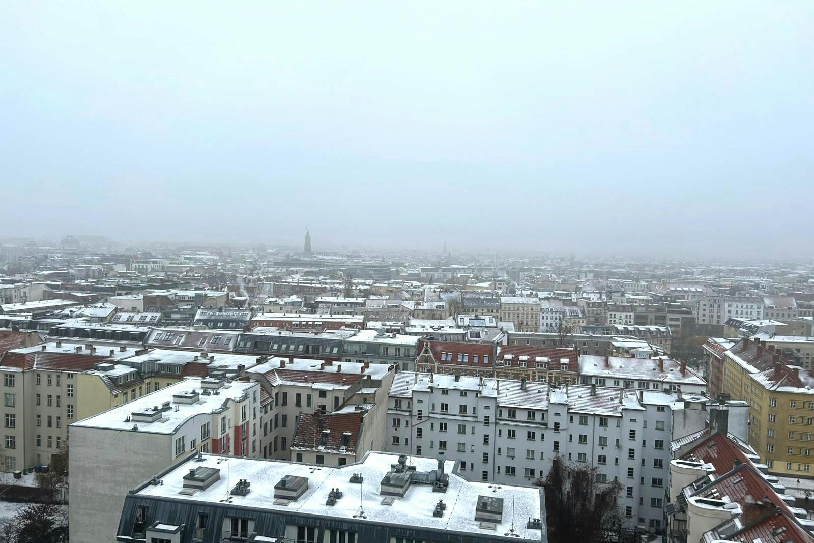 Berlin verschwindet unter einer Nebeldunstglocke.