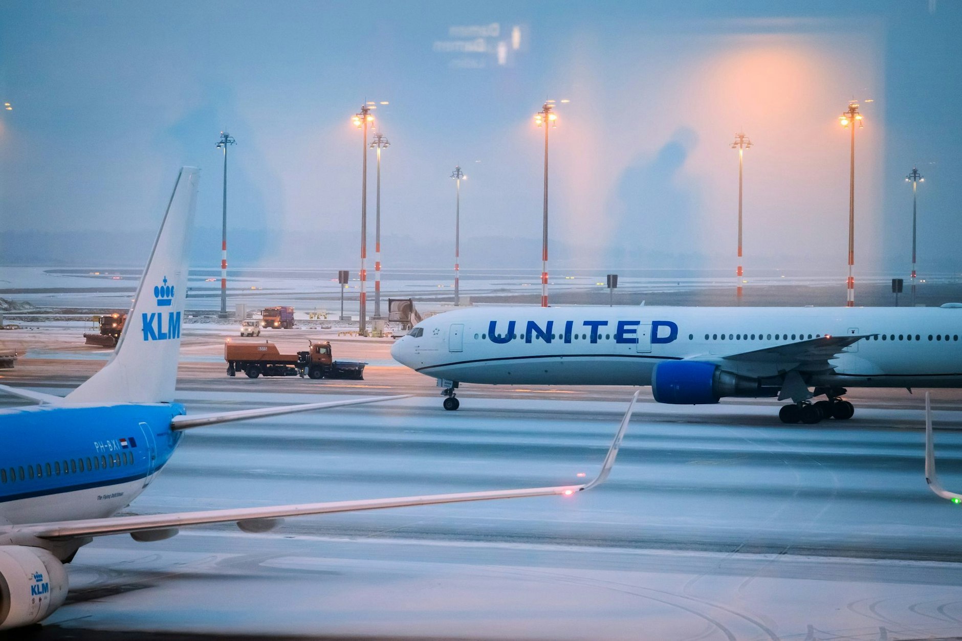 Eiszeit am Flughafen Berlin Brandenburg (BER) in Schönefeld: Am Donnerstagabend wurde der Hauptstadt-Airport gesperrt.