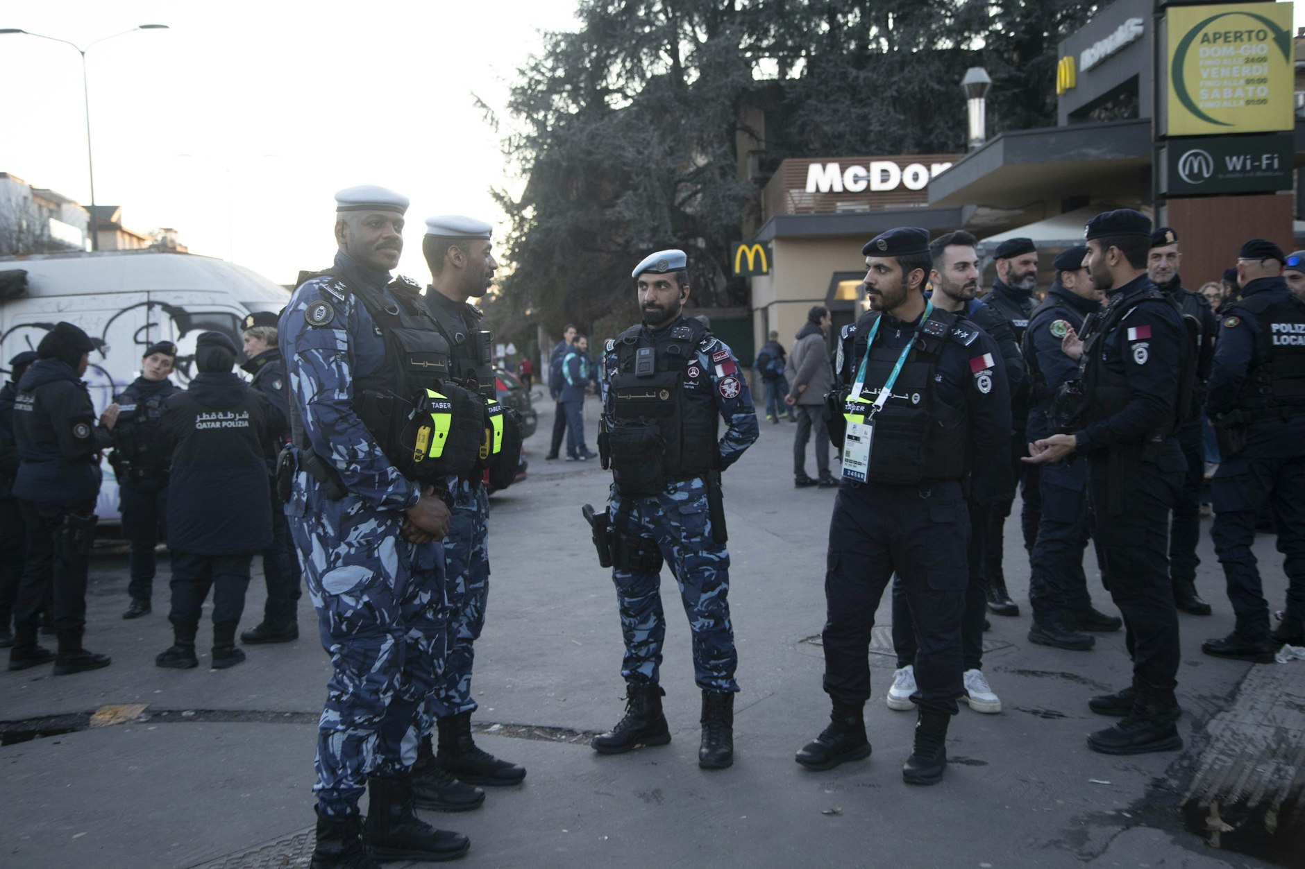 Olympische Winterspiele Mailand Cortina 2026: Polizisten aus Katar stehen in der Nähe des Stadions San Siro.