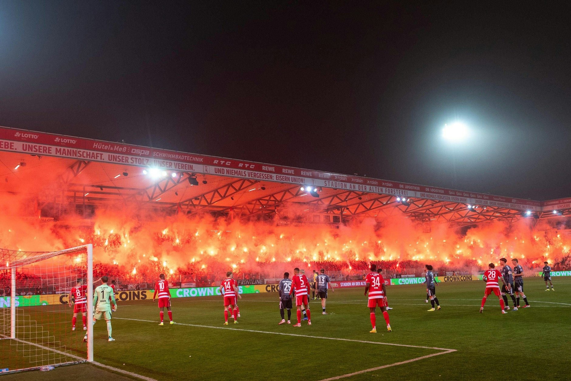 Hunderte Bengalos wurden von den Fans des 1. FC Union Berlin gegen Eintracht Frankfurt gezündet. Der Fackel-Freitag kommt die Eisernen teuer zu stehen.