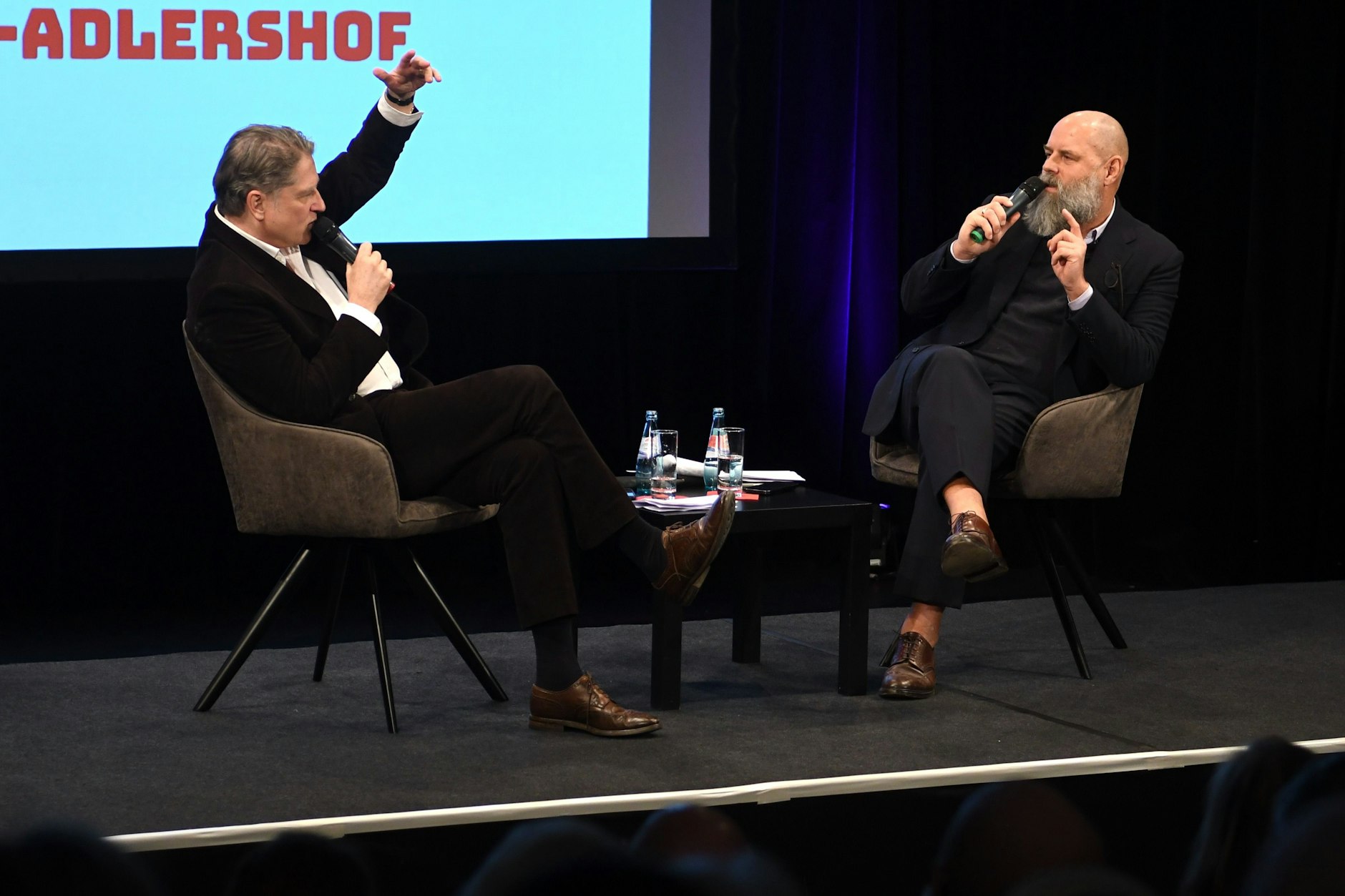 Perspektivwechsel im Theater Ost: Jakob Augstein und Holger Friedrich, nicht immer einer Meinung, im Gespräch