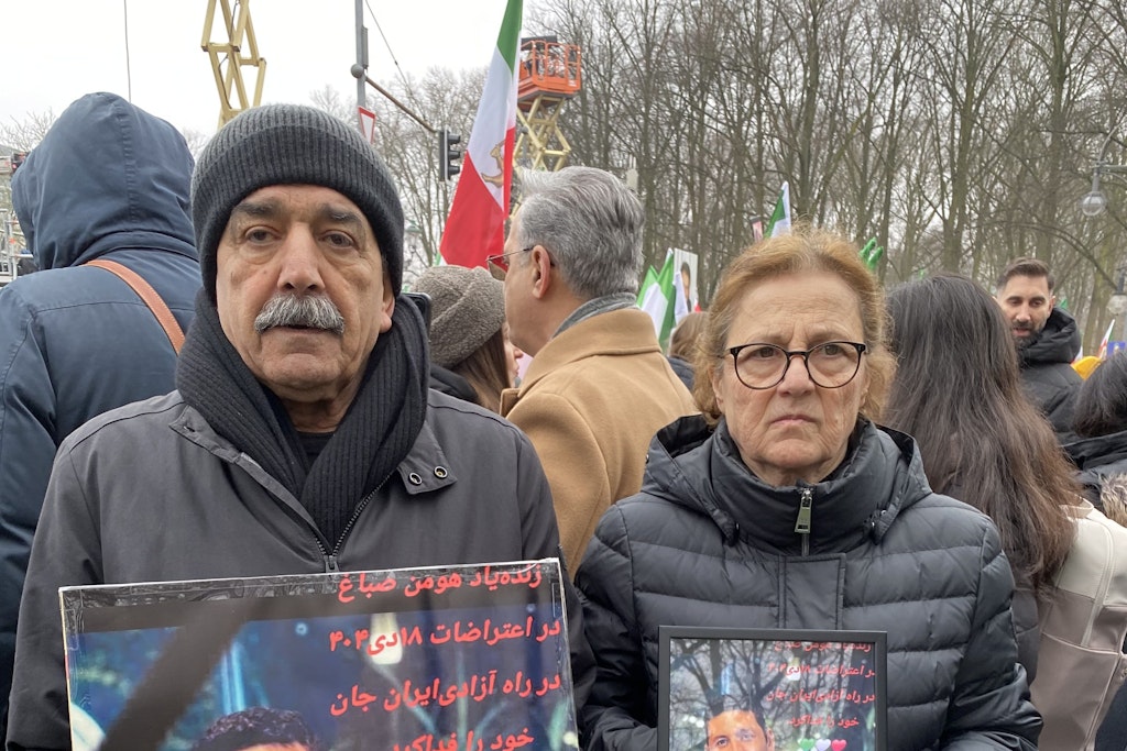 „Er verblutete, weil niemand helfen durfte“ – Demo in Berlin prangert Gewalt im Iran an