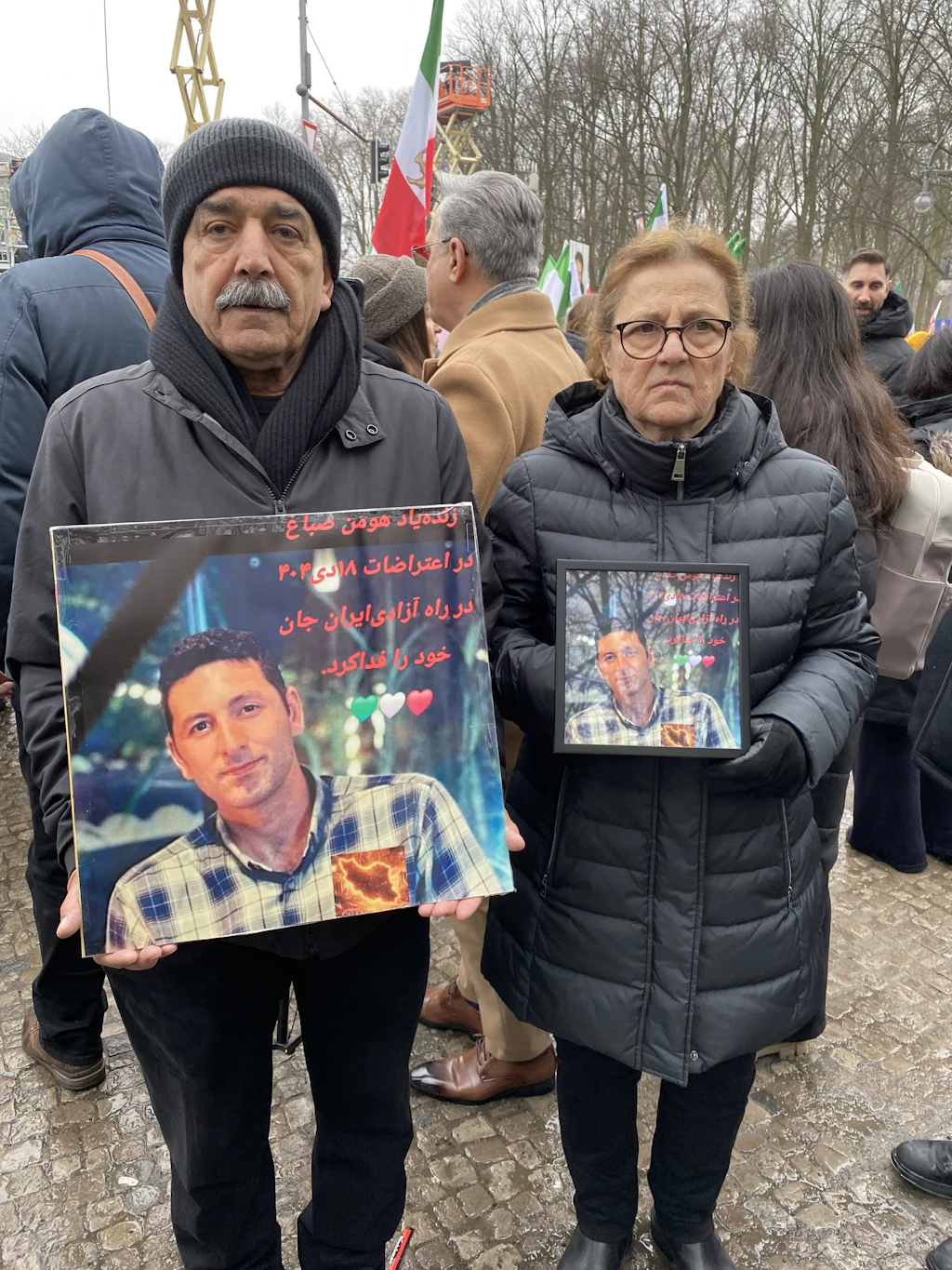 „Er verblutete, weil niemand helfen durfte“ – Demo in Berlin prangert Gewalt im Iran an