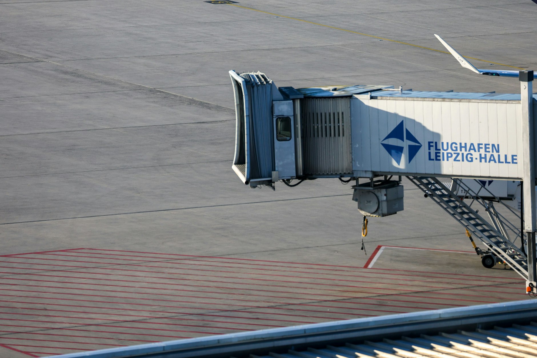 Ein leeres Gate am Flughafen Leipzig/Halle. Bald könnten dem Flughafen die Verbindungen ausgehen.