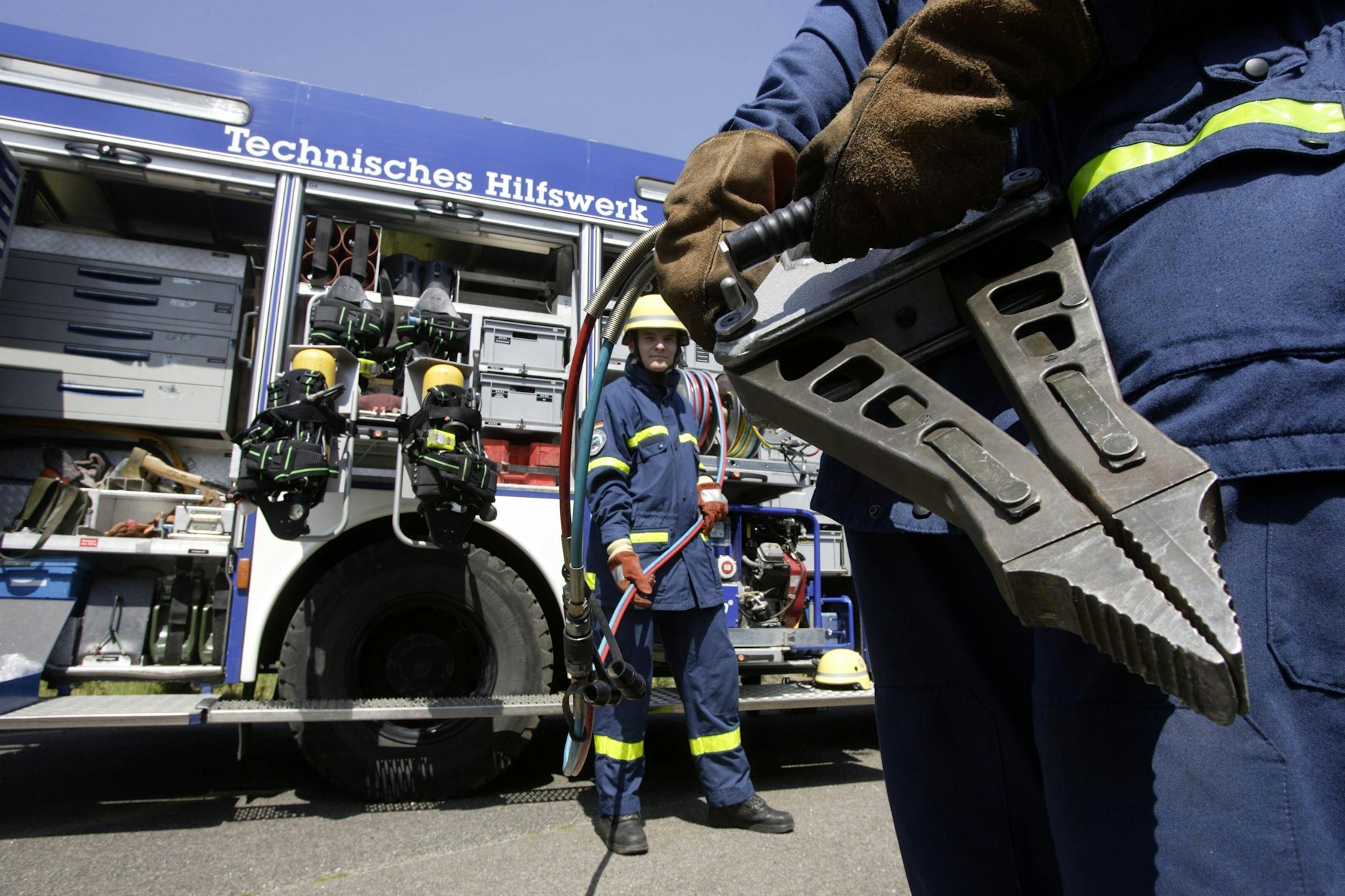 THW-Helfer warten in Mönchengladbach ihre Ausrüstung