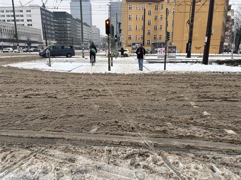Berlin rutscht und matscht durch den Winter