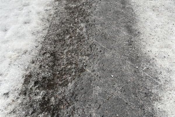 Auf den Straßen ist es matschig und die Gehwege sind spiegelglatt.