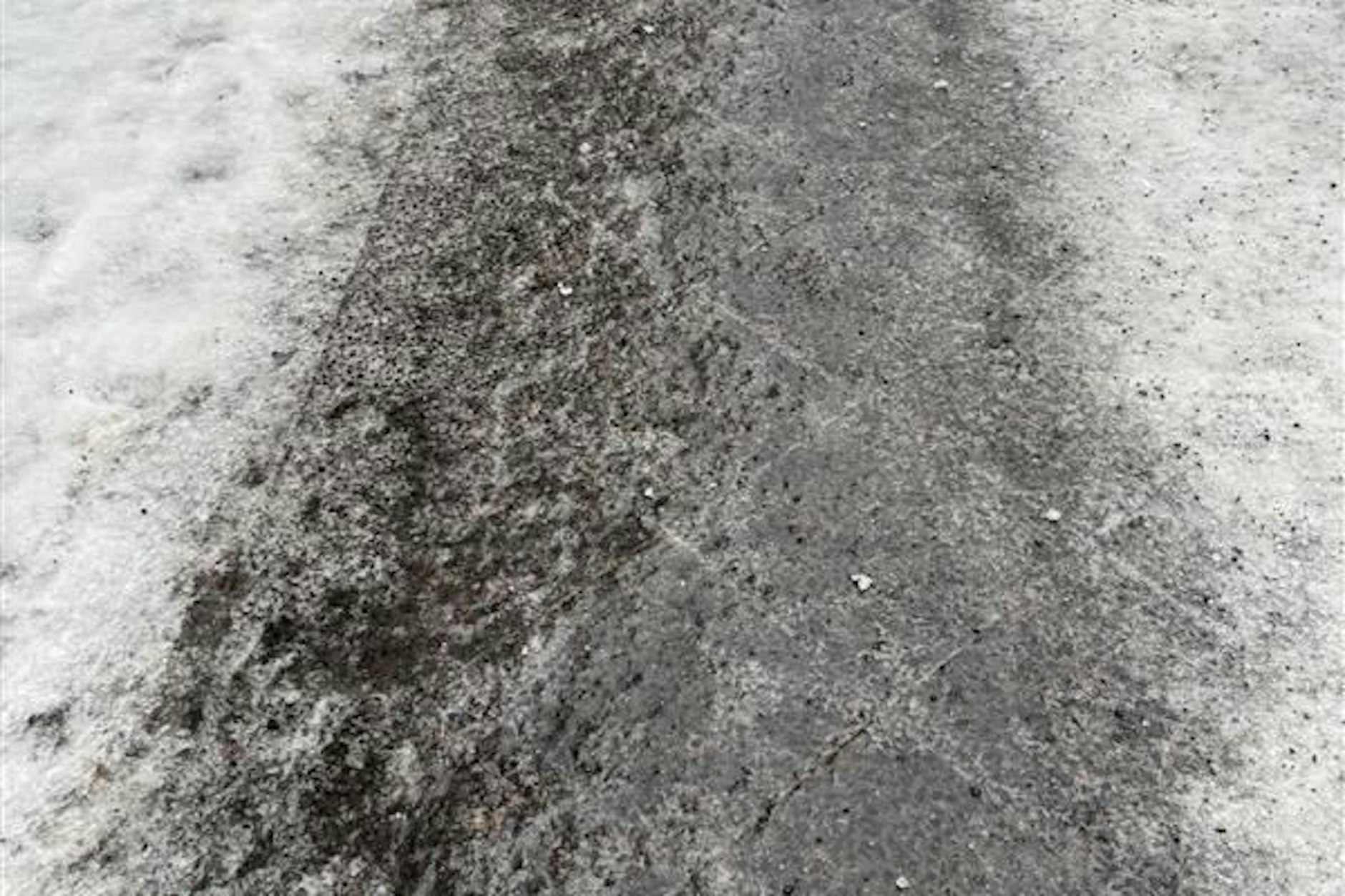 Auf den Straßen ist es matschig und die Gehwege sind spiegelglatt. 