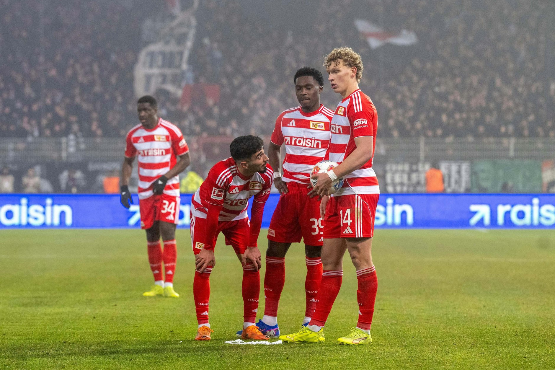 Kurz nach dem Elfmeter-Zoff setzt sich Livan Burcu (l.) durch und zirkelt den Freistoß gegen Frankfurt nur knapp am Tor vorbei.