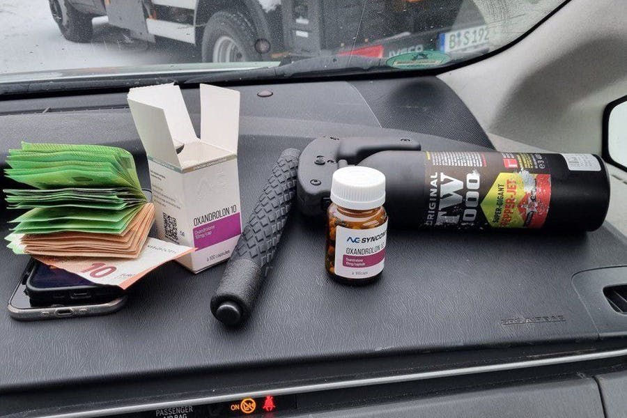In dem Auto beschlagnahmte die Polizei verschreibungspflichtige Medikamente, ein Tierabwehrspray, ein Teleskopschlagstock, eine vierstellige Summe Bargeld sowie mehrere Handys.