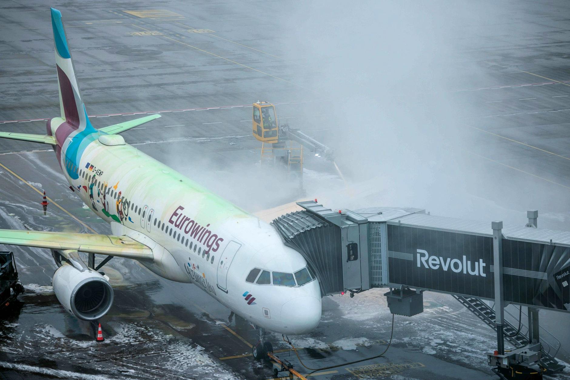 Vor dem Start am BER müssen die Flugzeuge wie hier von Eurowings enteist werden.