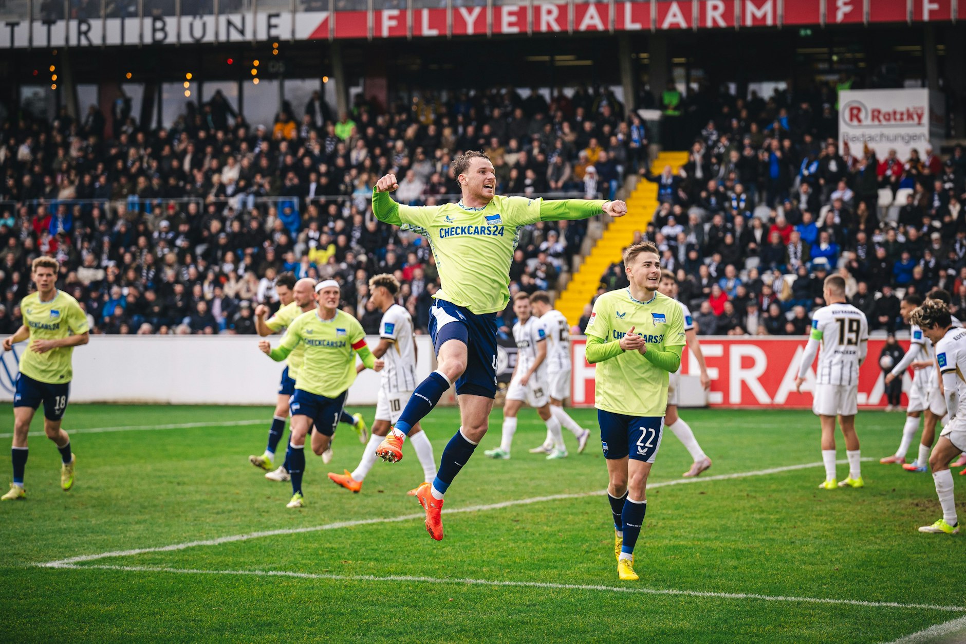 Pascal Klemens von Hertha BSC feiert sein Tor zum 0:1 während des Spiels zwischen dem SV Elversberg .